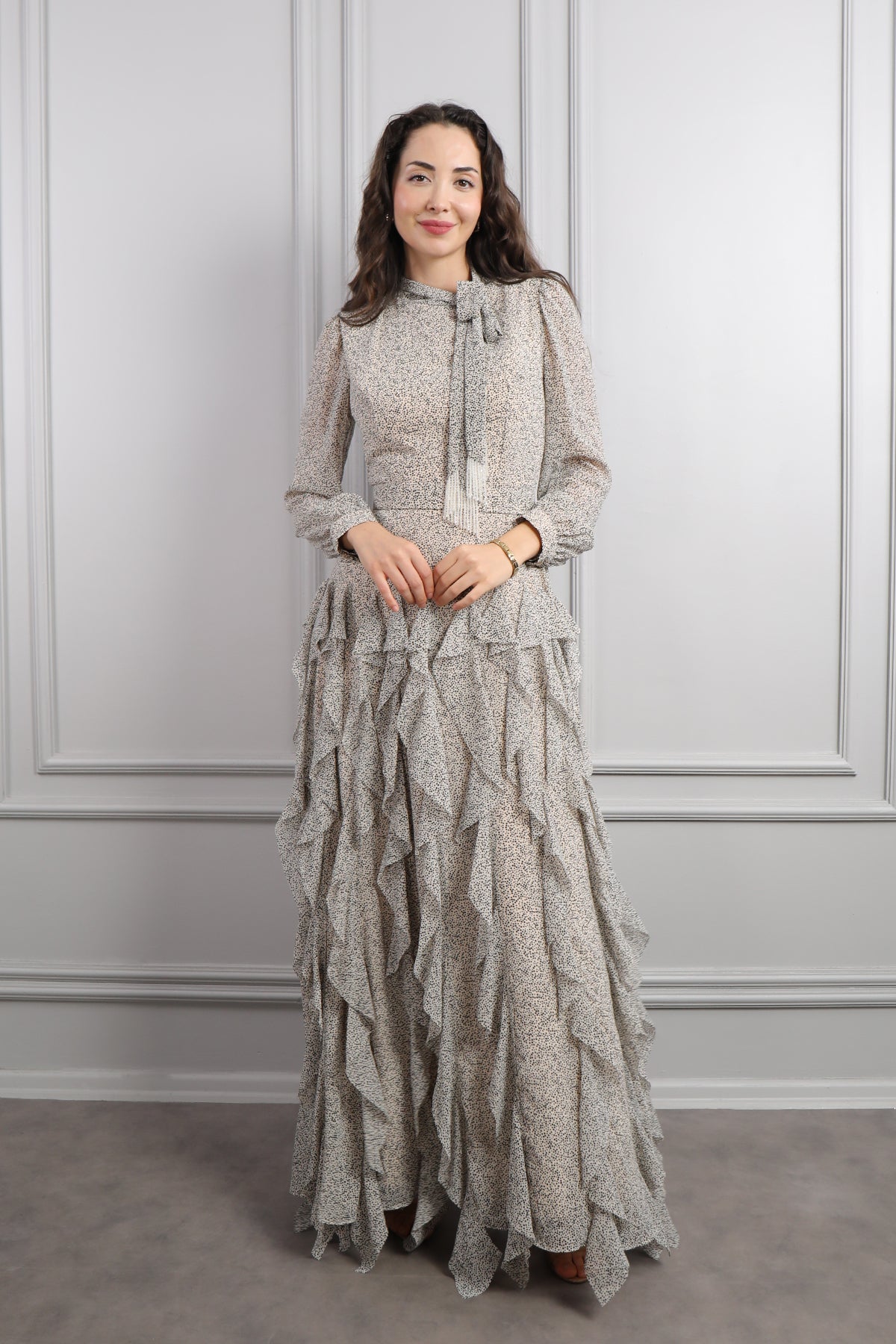 فستان شيفون منقط بكشكشة عالتنورة -بيج