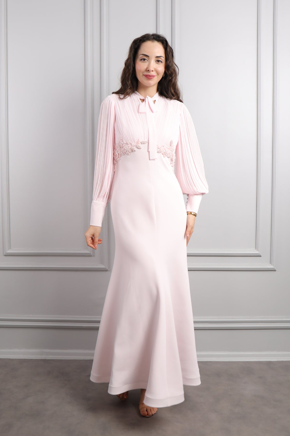 فستان ناعم مزين بالخرز باكمام واسعة بتكسيرات -بمبي