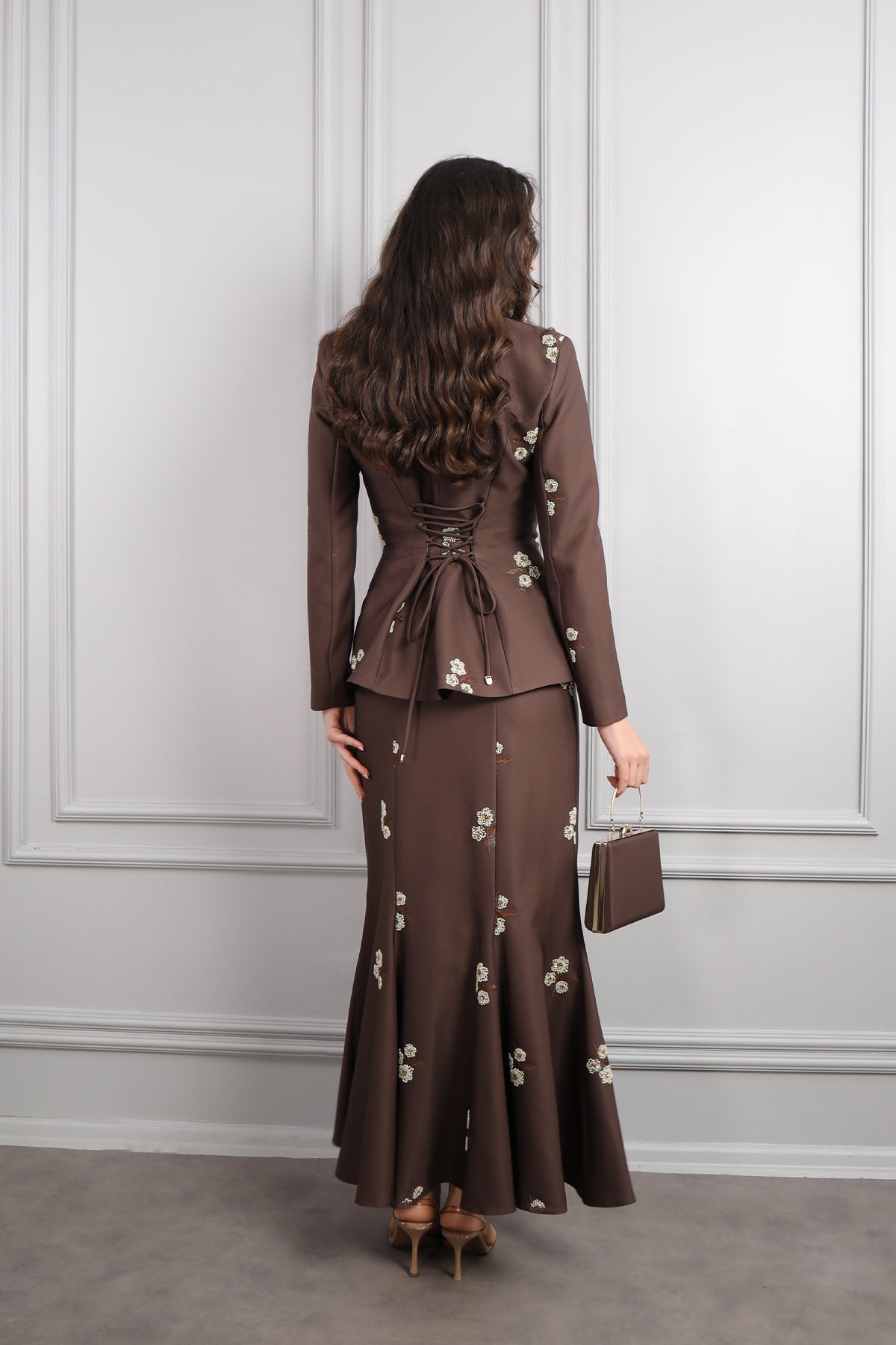 طقم تنورة بتطريزات خرزية واكسسوار حقيبة -بني