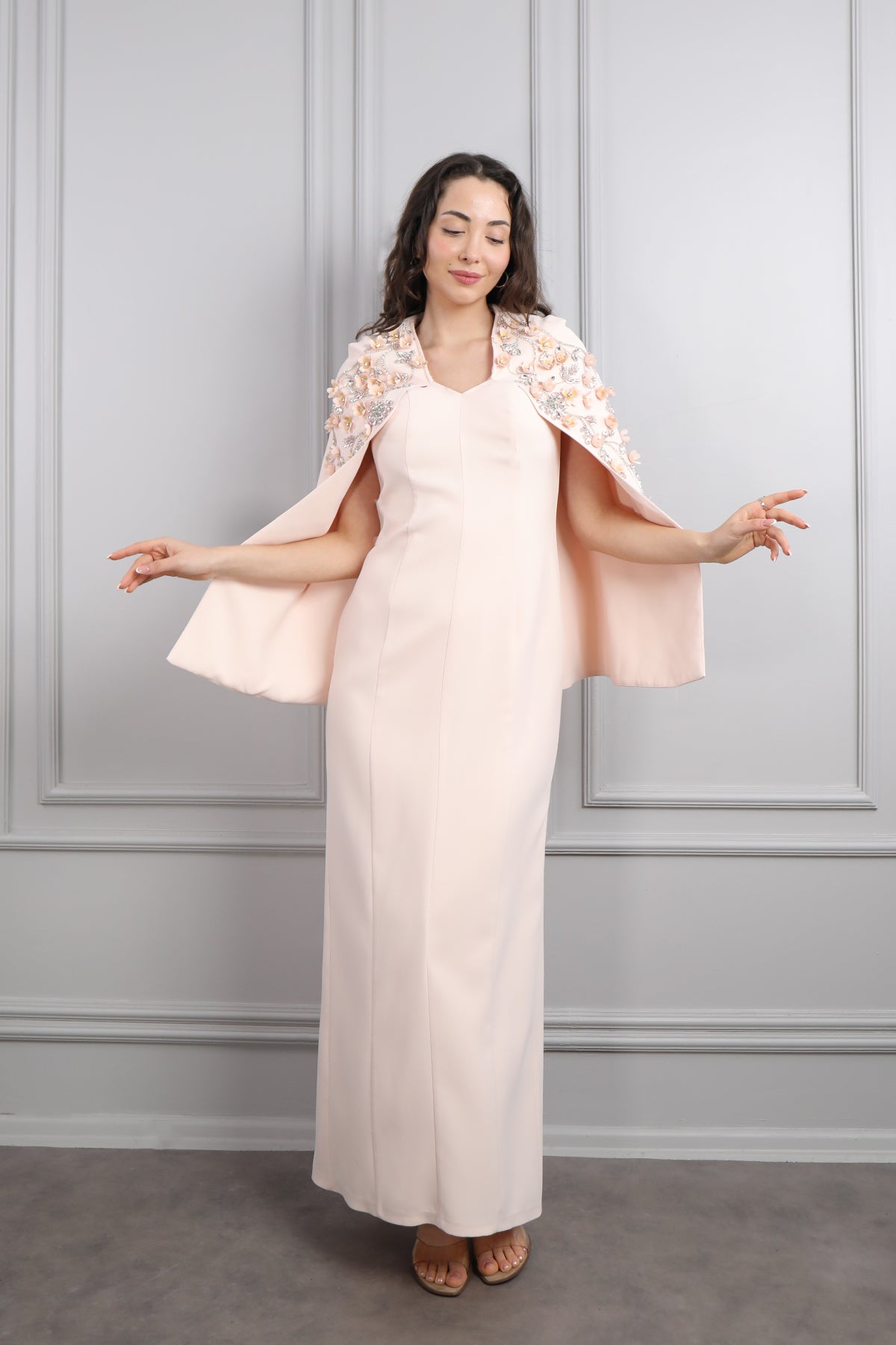 فستان سهرة بتفصيل كايب عالكتف بتطريزات كريستالية مقاس كبير -بمبي