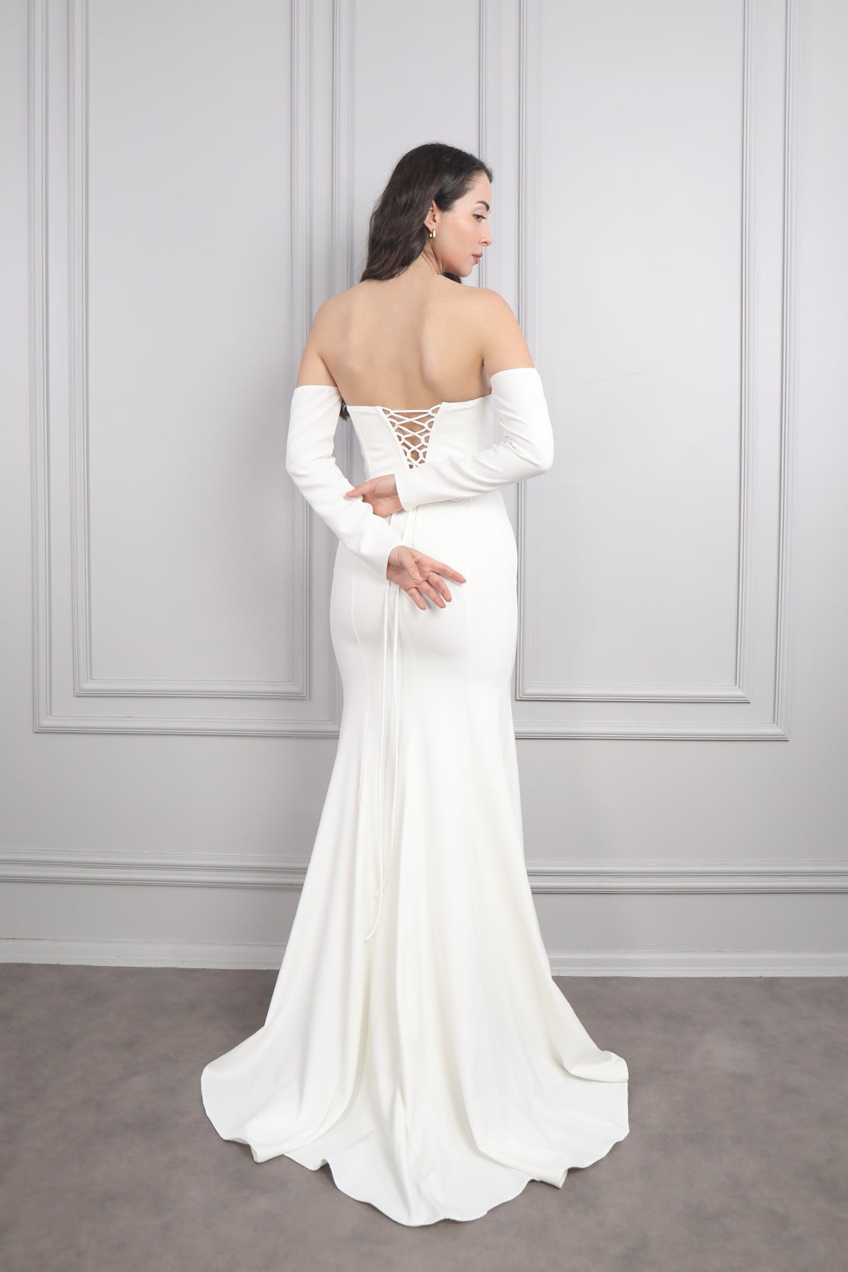 فستان سهرة سترابلس مطرز بالخرز باكمام متحركة وفتحة جانبية -ابيض