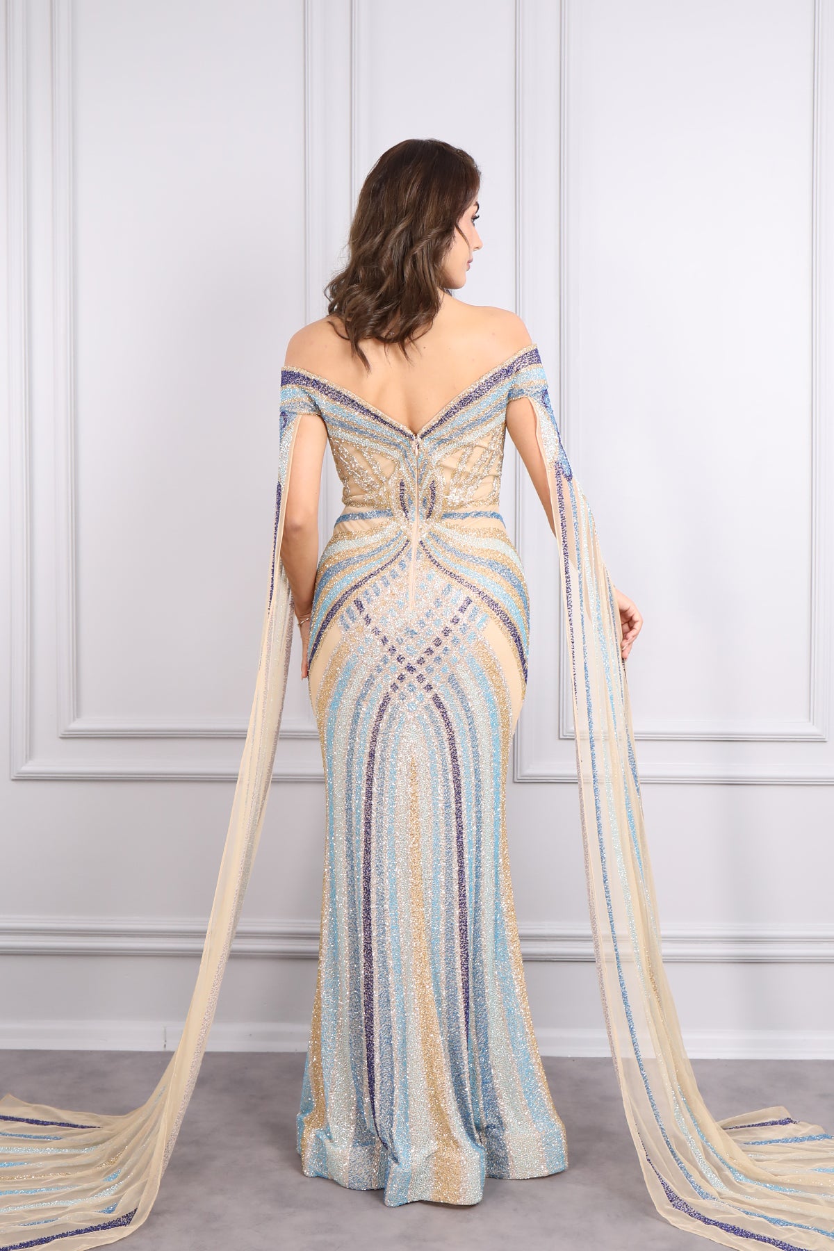 فستان سهرة مكشوف الاكتاف بكايب من الكتف مطرز بالكامل بالفصوص من "المجموعة الخاصة"