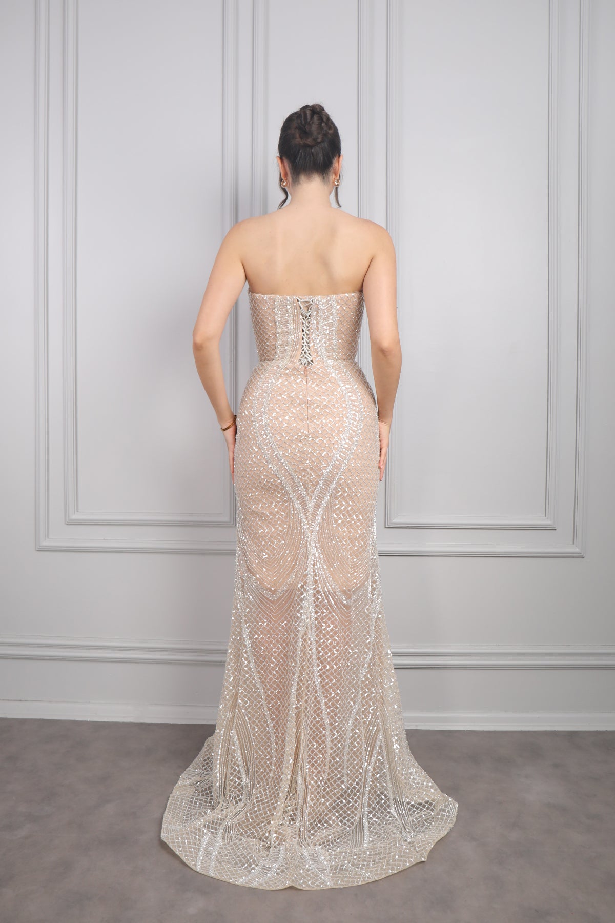 فستان سهرة سترابلس بتصميم عباءة مطرز بالكامل من "المجموعة الخاصة" -بيج