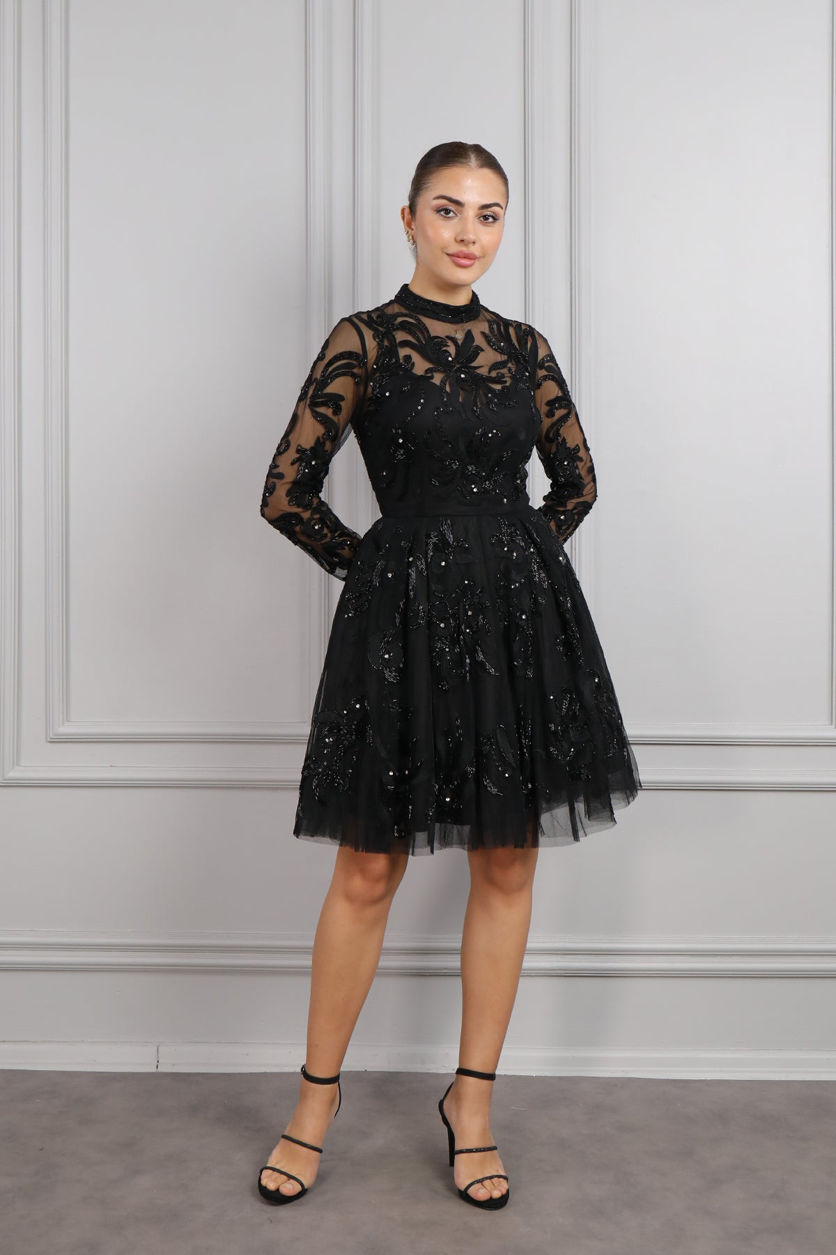 فستان سهرة قصير بتفاصيل شفافة وياقة عالية مزين بالخرز من "المجموعة الخاصة" - اسود