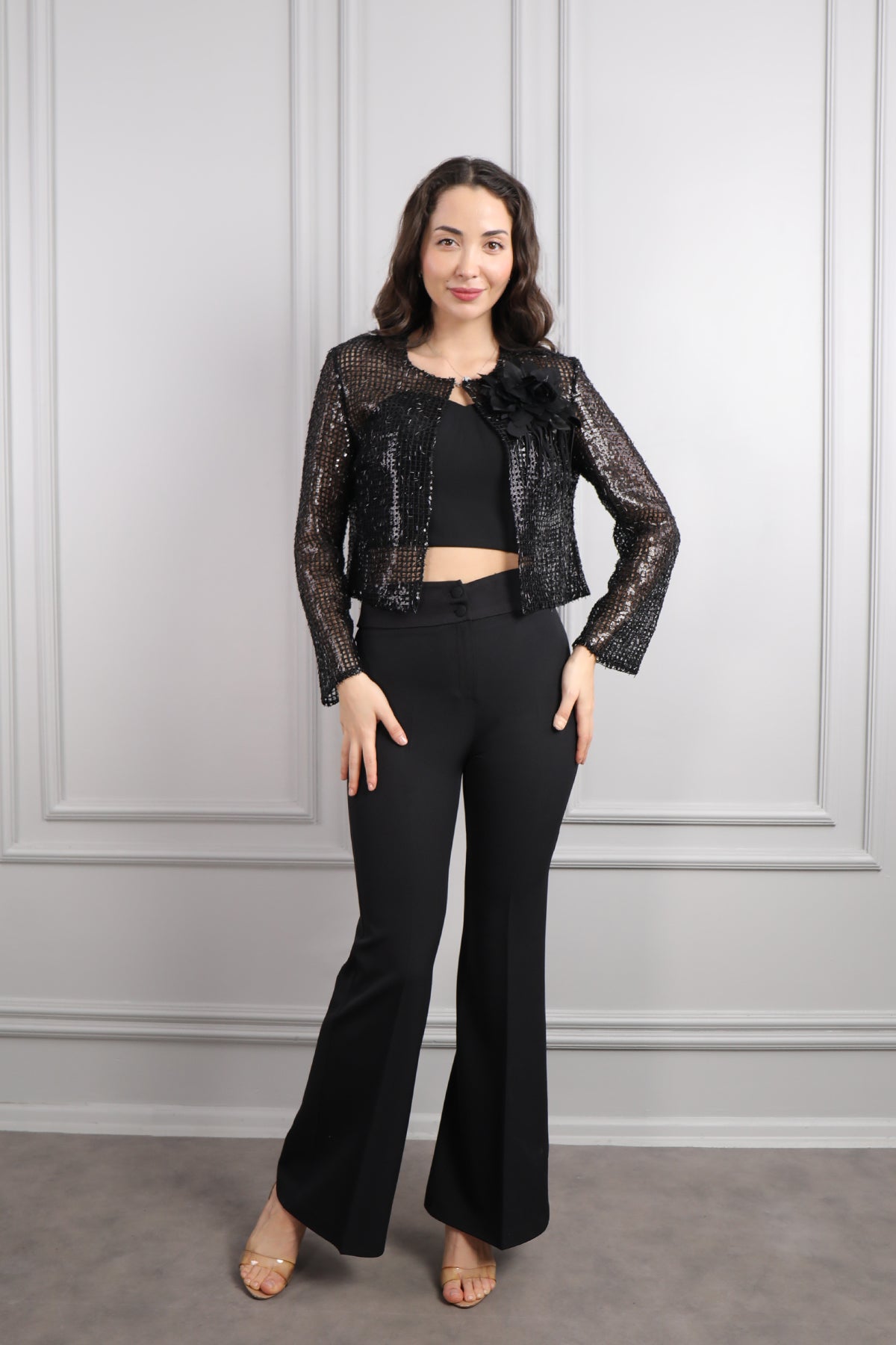 طقم ثلاثة قطع بتفاصيل لامعة وزينة وردة -اسود