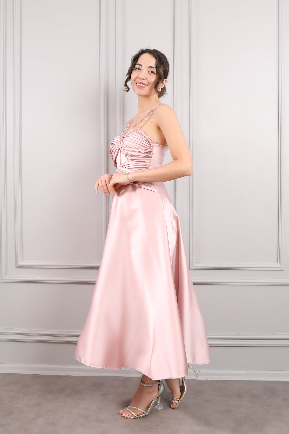 فستان سهرة ميدي بحمالات رفيعة وتفاصيل طبقات -وردي مطفي