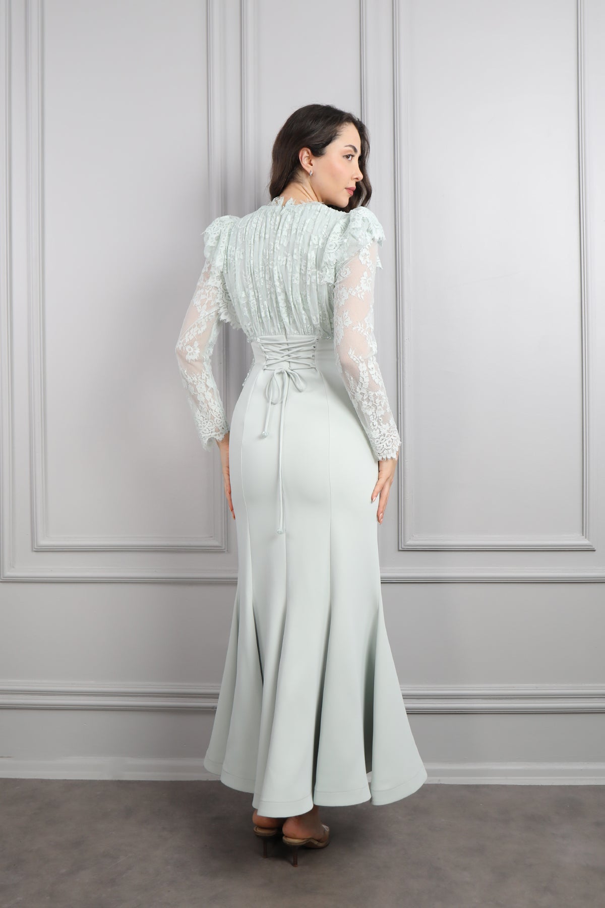 فستان مصمم بتفاصيل دانتيلية وتطريزات خرزية -نعناعي