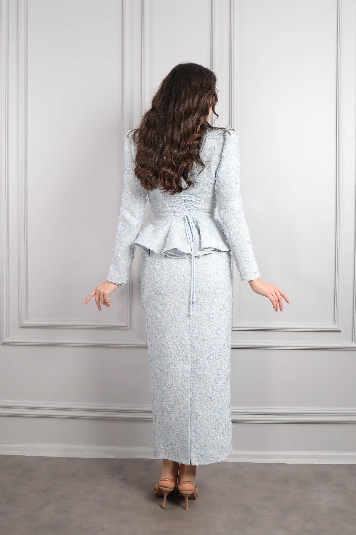 طقم تنورة وجاكيت بتطريزات ورود -ازرق