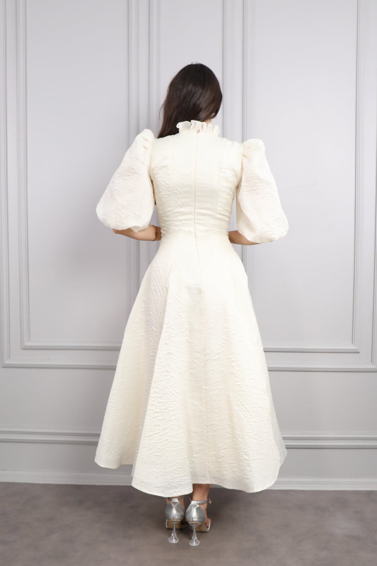 فستان ميدي بياقة تنربط باكمام بالون وتطريزات خرزية -سكري