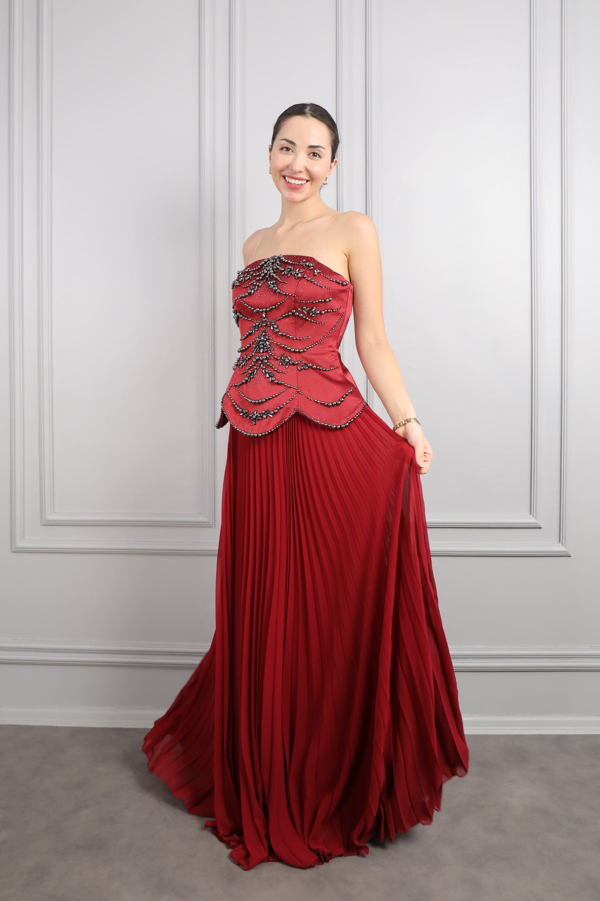 فستان سهرة سترابلس مطرز بالخرز واللؤلؤ بتنورة تكسيرات -عودي