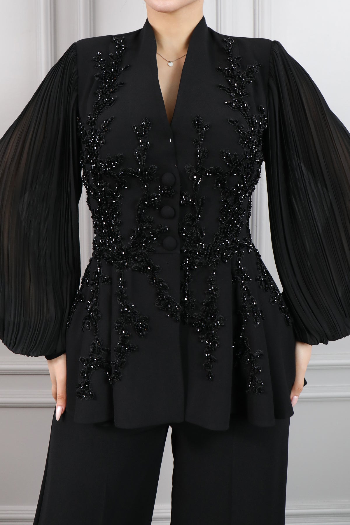 طقم بنطال وبلوزة مطرزة بالخرز باكمام بالون -اسود