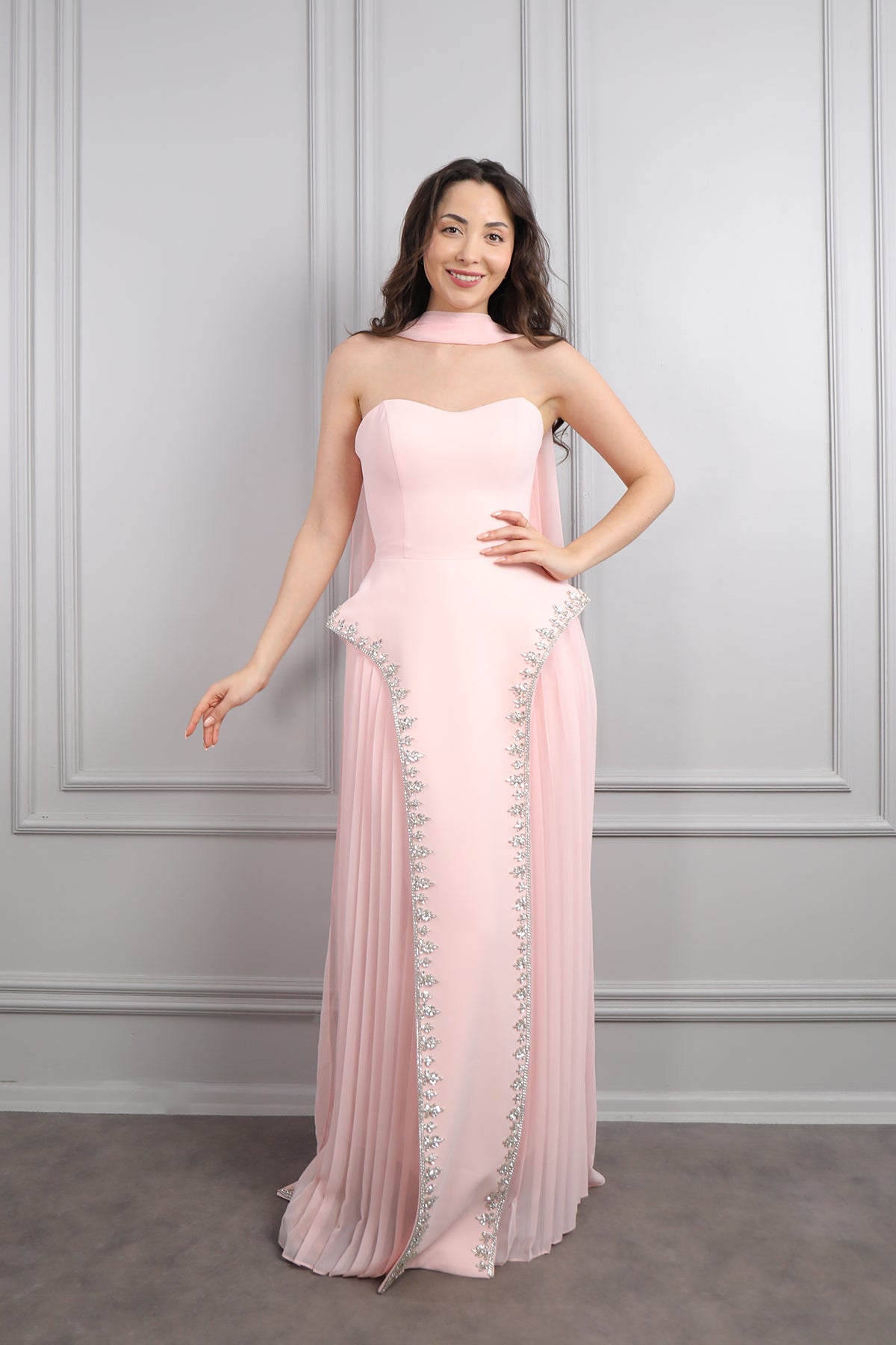 فستان سهرة سترابلس مزين بالكريستالات عالجانبين وتفصيل شال -بمبي