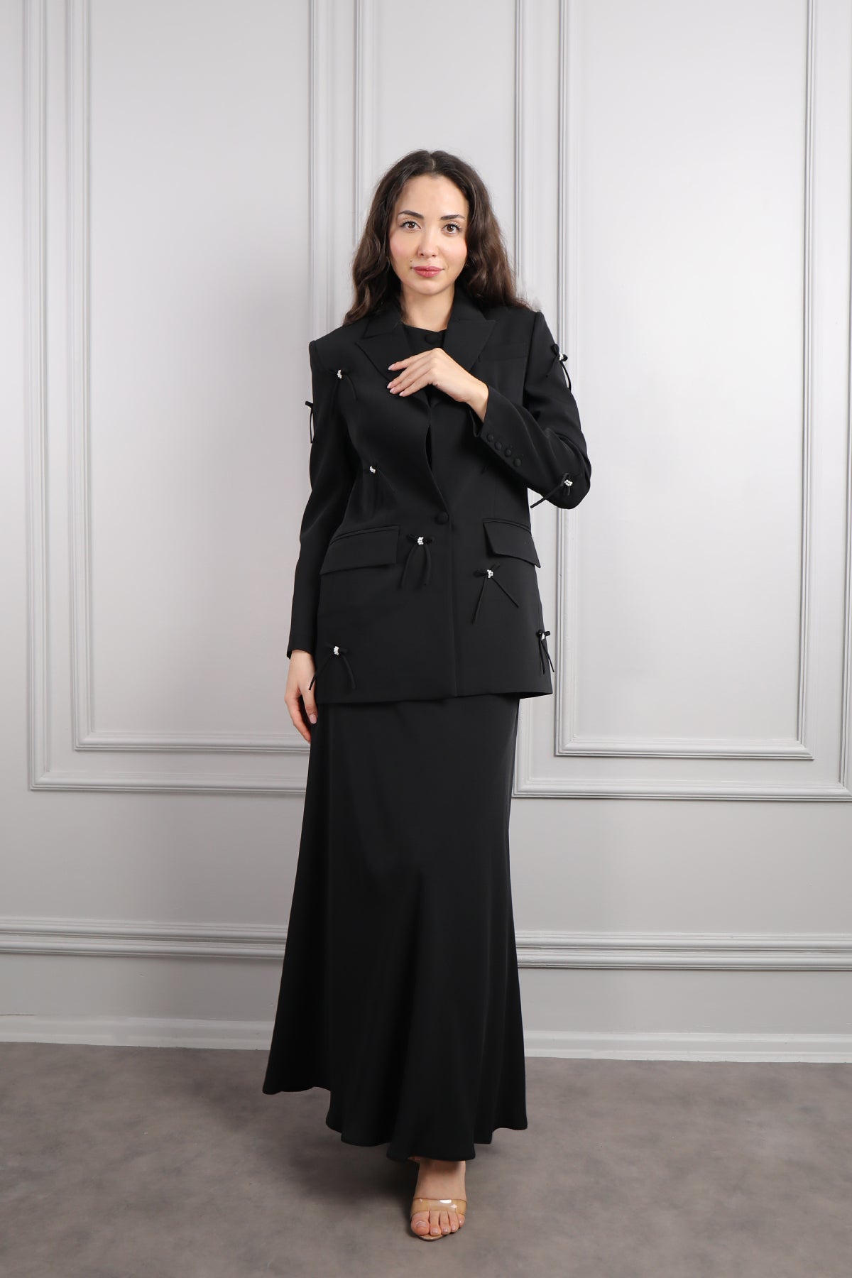 طقم تنورة وتوب وجاكيت بزينة فيونكات -اسود