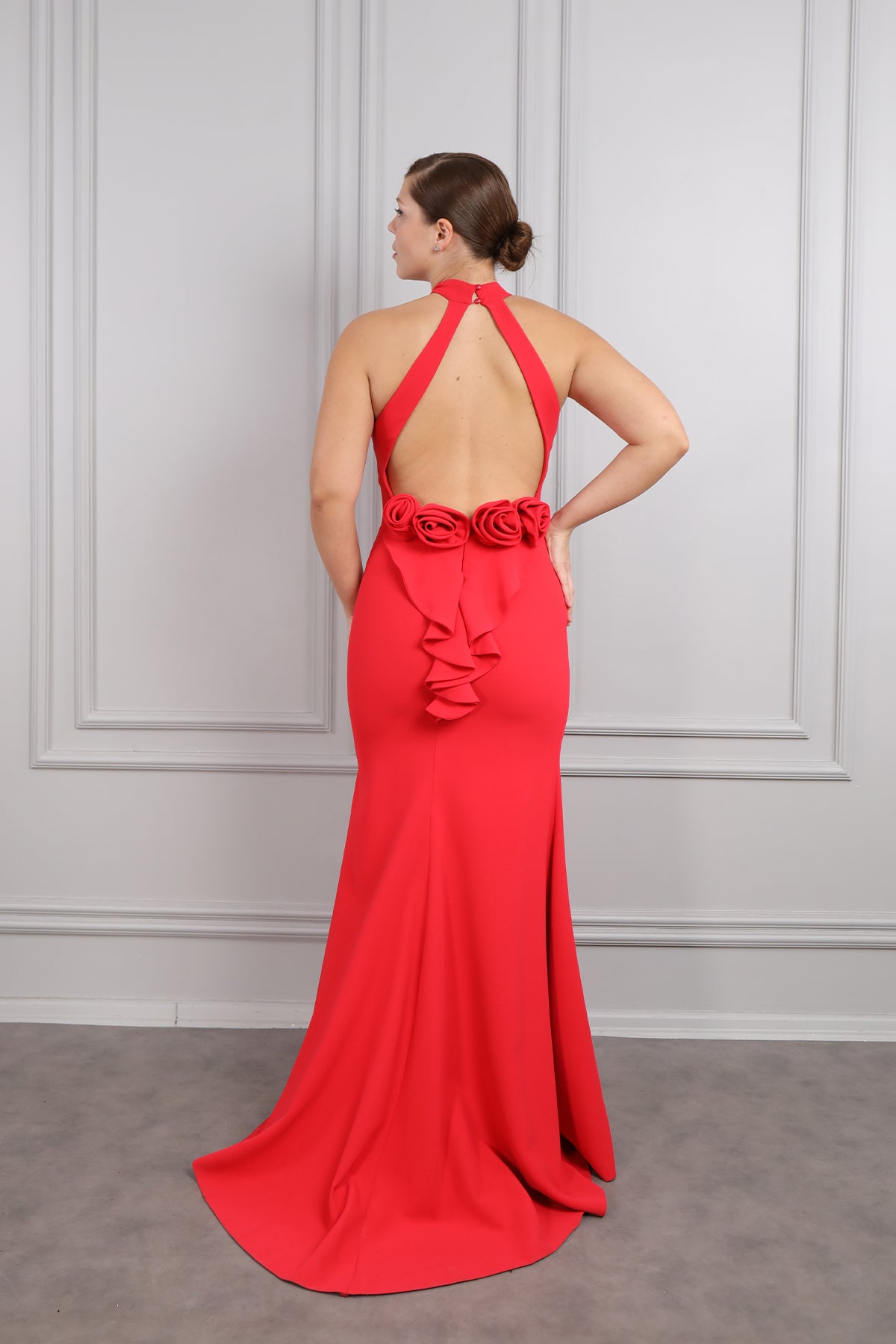 فستان سهرة بحمالة عنق مزين بتطريز حجري مع تفاصيل زهور في الجهة الخلفية مقاس كبير -احمر