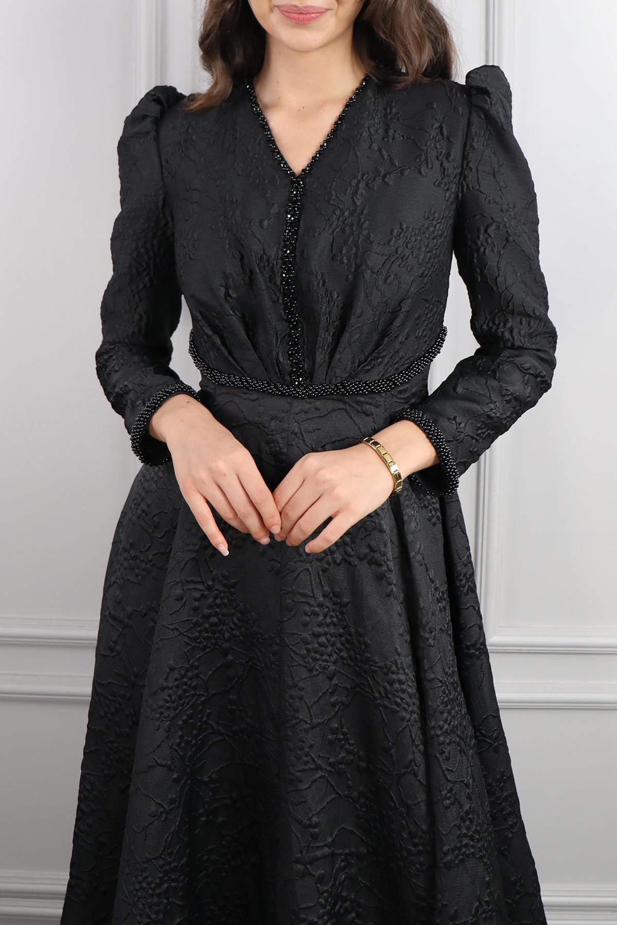 فستان بنقشات مزين بالخرز وتفاصيل ربط في الخلف -اسود