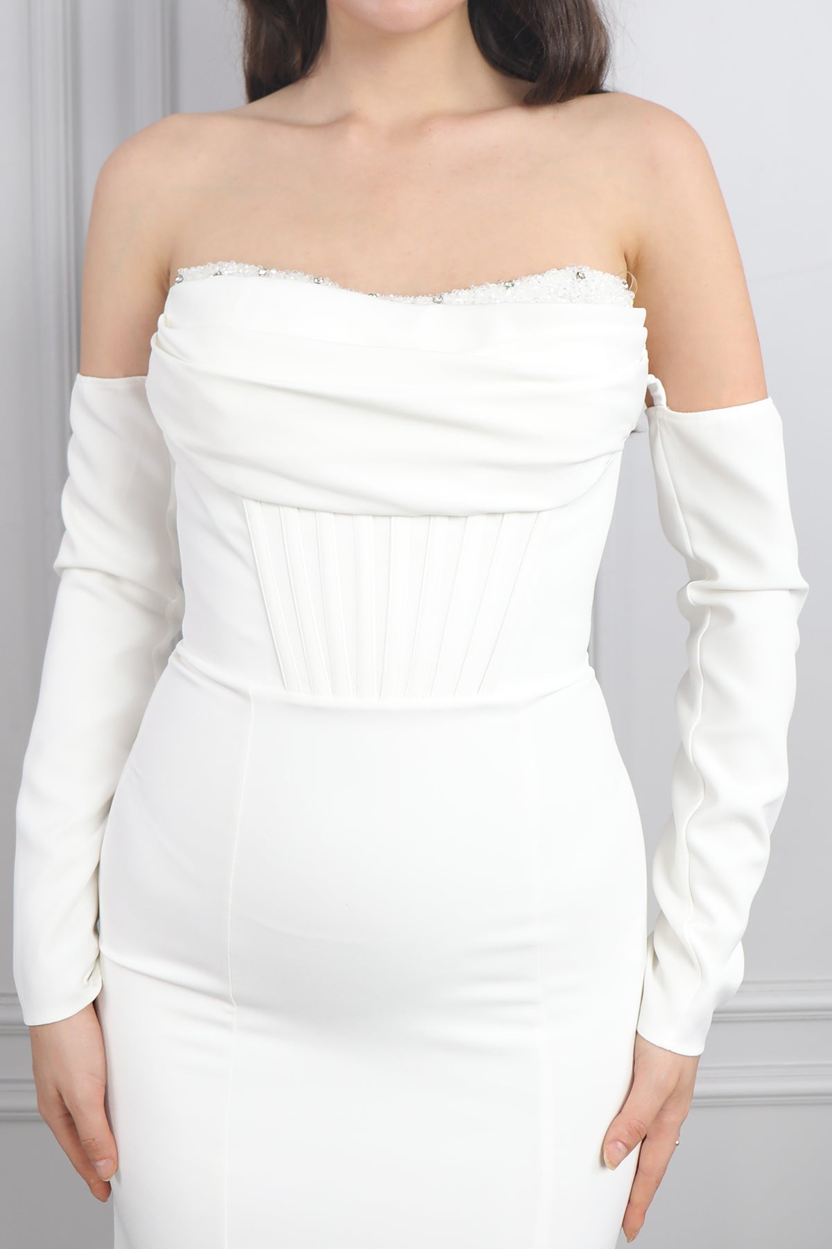 فستان سهرة سترابلس مطرز بالخرز باكمام متحركة وفتحة جانبية -ابيض