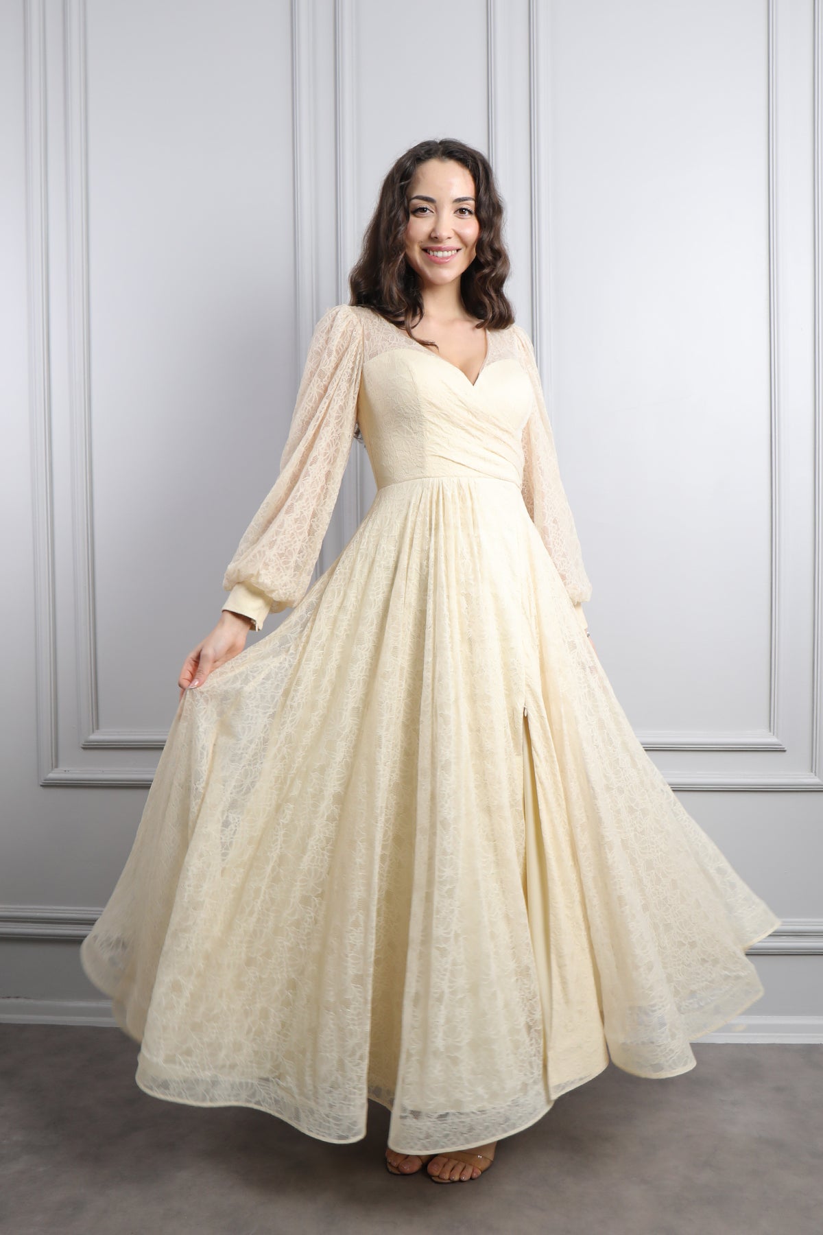 فستان سهرة دانتيل بياقة مثلثة واكمام واسعة مقاس كبير -بيج