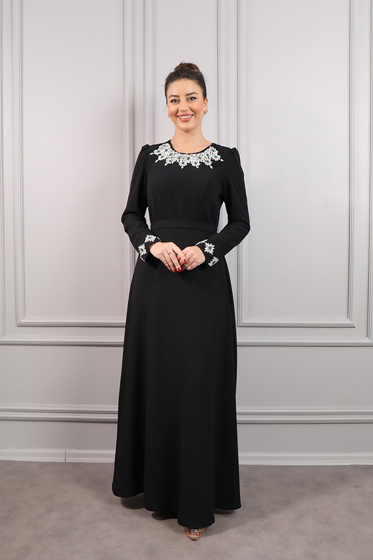 فستان سهرة حجاب مع حزام على الخصر وتفاصيل كريستال في الياقة والاكمام مقاس كبير -اسود