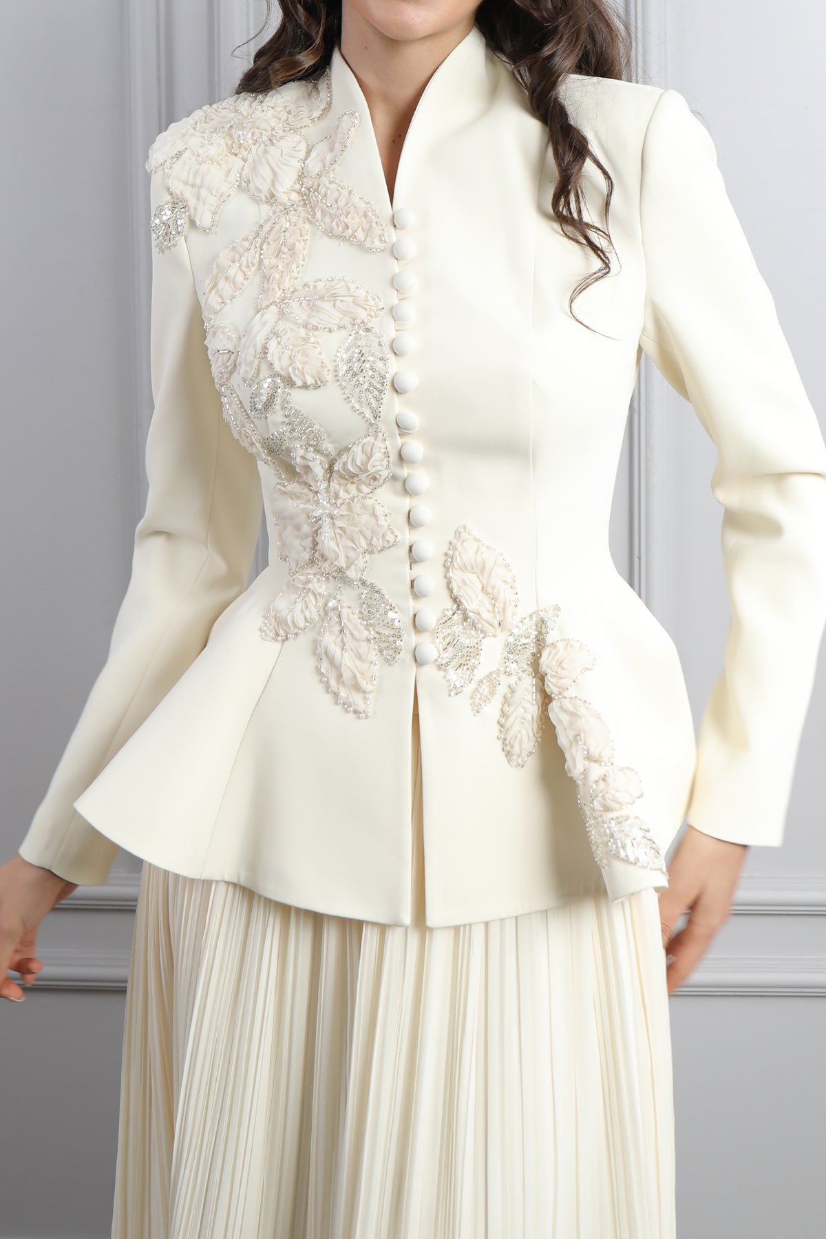 طقم تنورة بتكسيرات وجاكيت مزين بتطريزات خرزية ورود -سكري