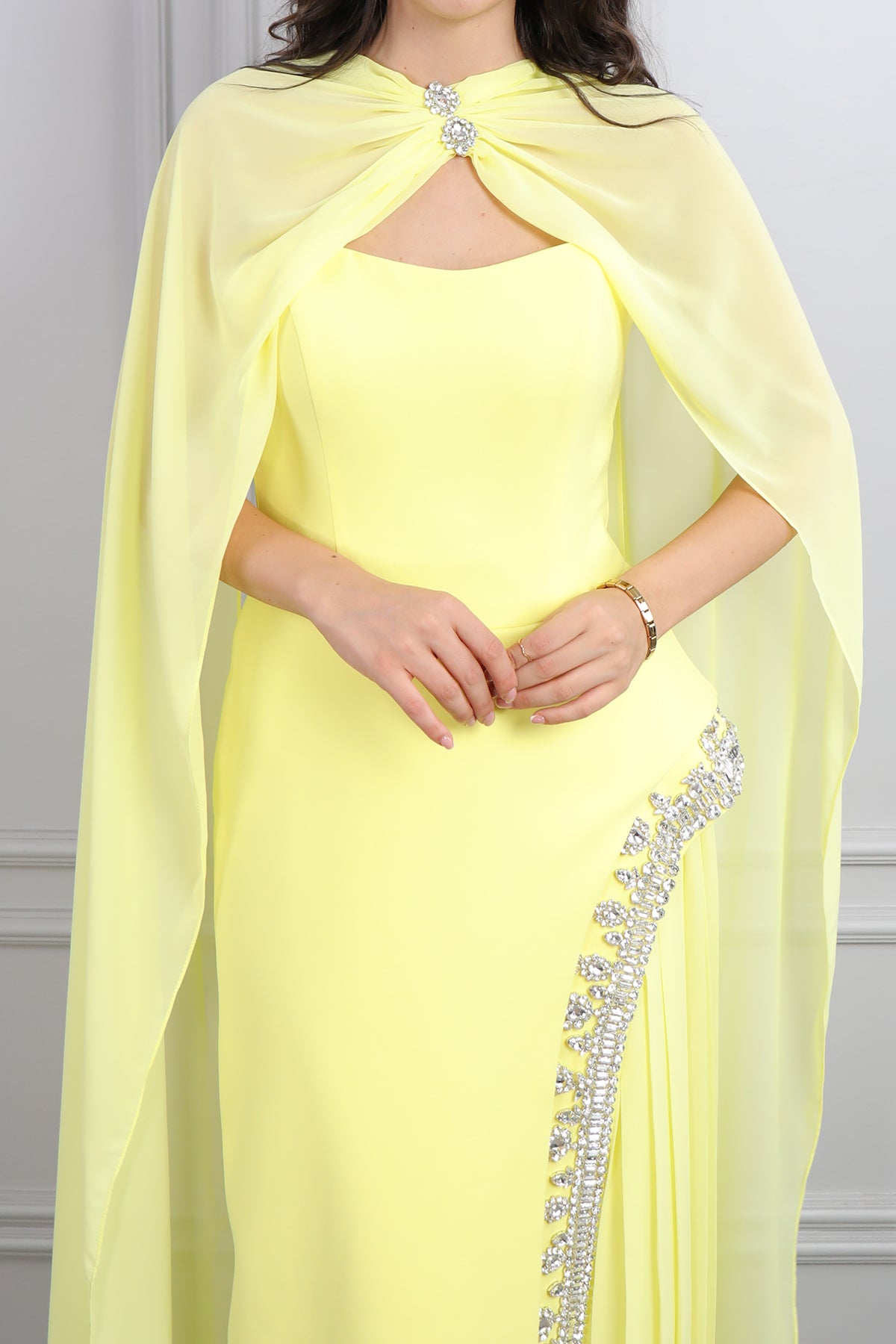 فستان سهرة سترابلس بتطريزات كريستالية و وشاح في العنق -اصفر