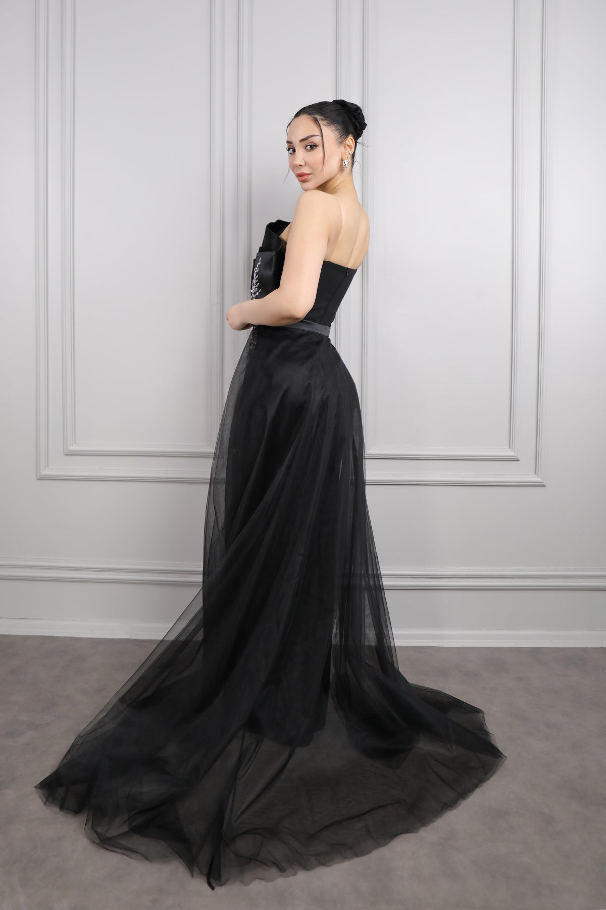 فستان سهرة سترابلس بتطريزات كريستالية وذيل من الخصر -اسود