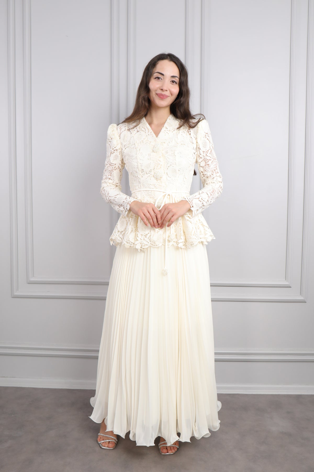 طقم تنورة وجاكيت دانتيل بازرار امامية -سكري