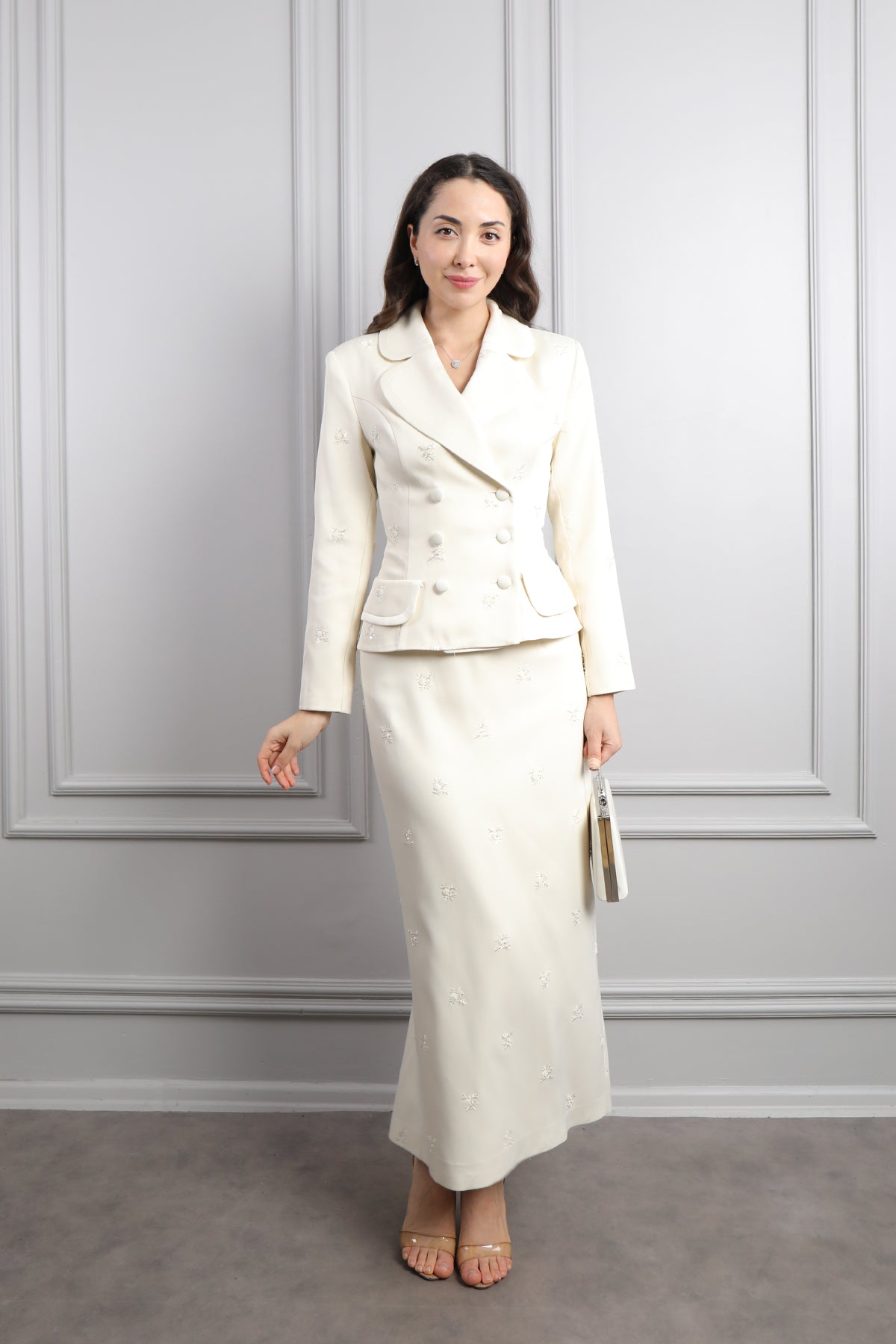 طقم تنورة وجاكيت مطرز بالفصوص مع اكسسوار حقيبة -سكري