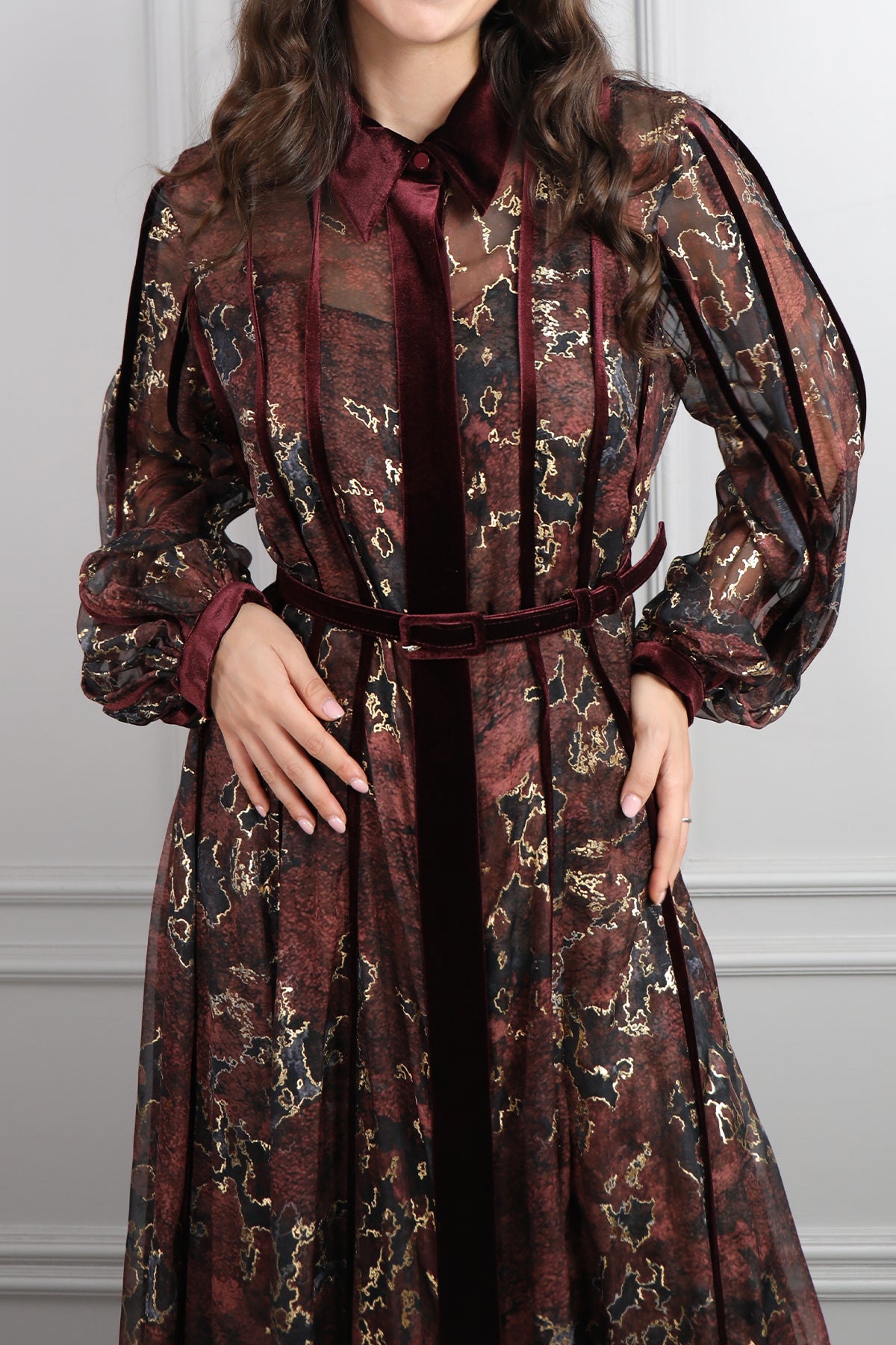 فستان شيفون بزخرفات ذهبية وتفاصيل مخملية مقاس كبير -عودي