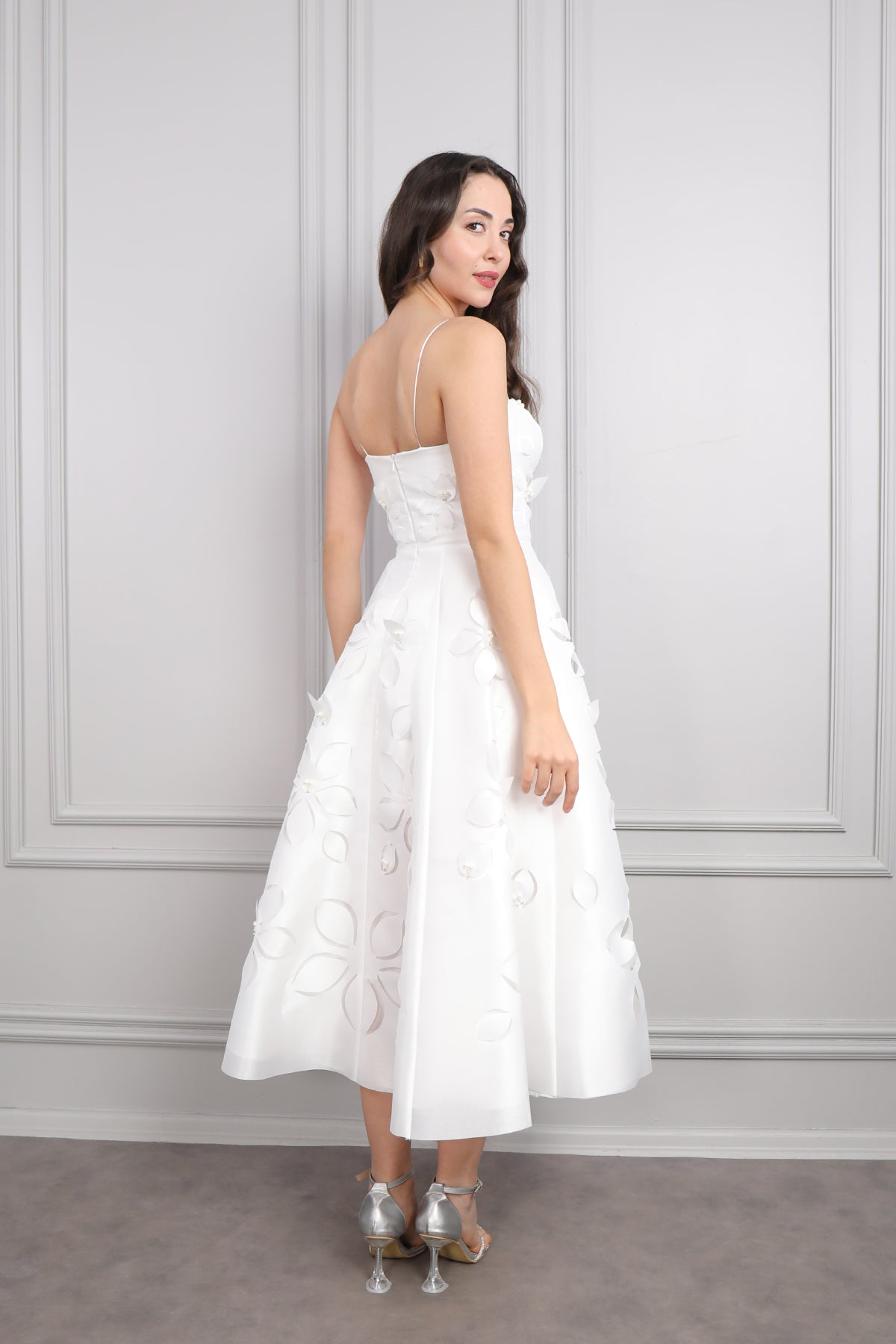 فستان سهرة ميدي بحمالات رفيعة بتفاصيل ورود -ابيض