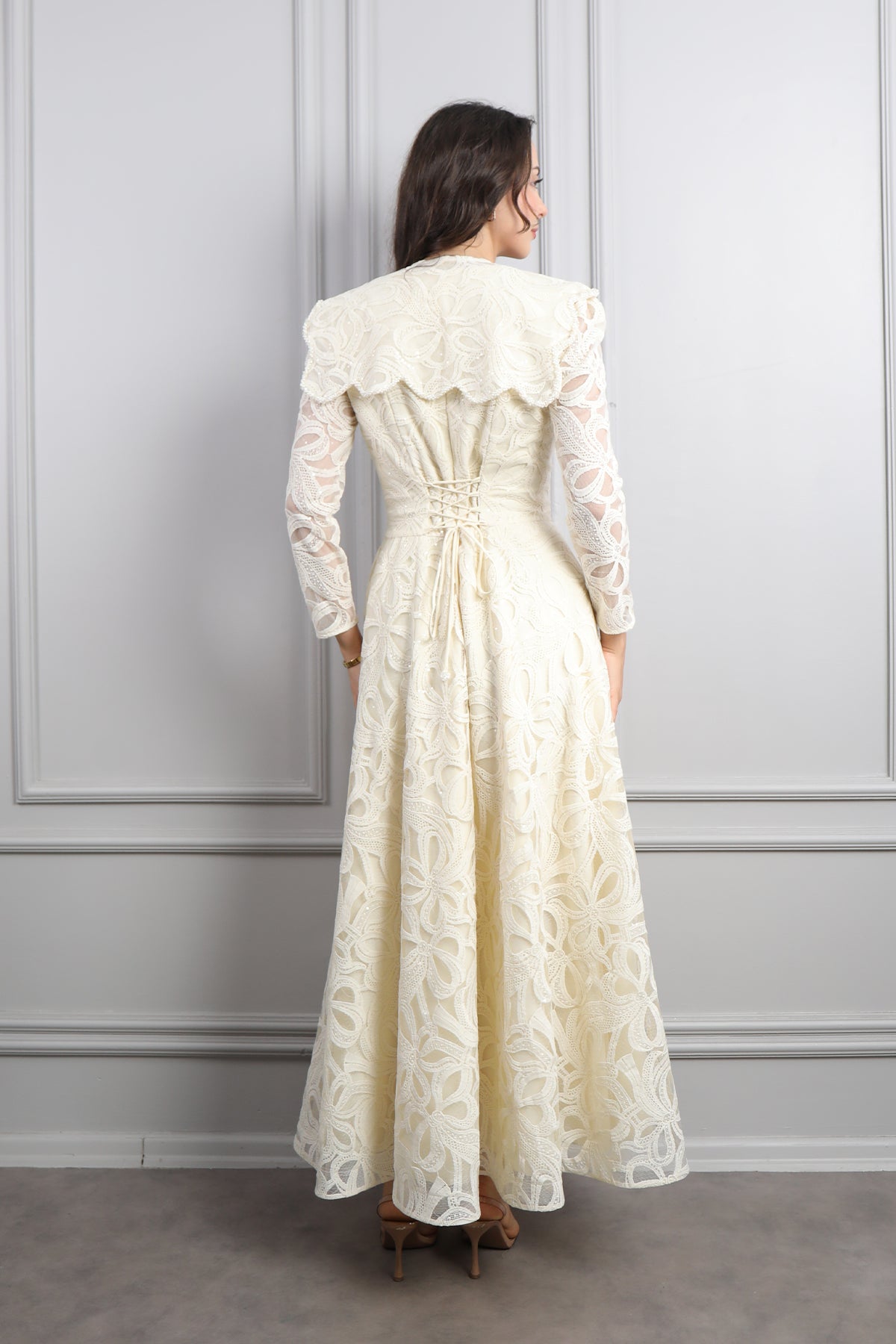 فستان ميدي بتفاصيل دانتيلية بياقة اطفال مزين بازرار خرزية -سكري