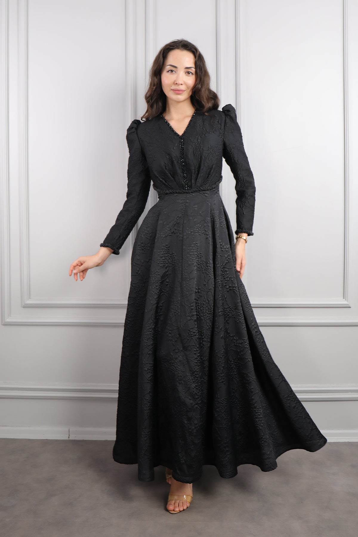 فستان بنقشات مزين بالخرز وتفاصيل ربط في الخلف -اسود