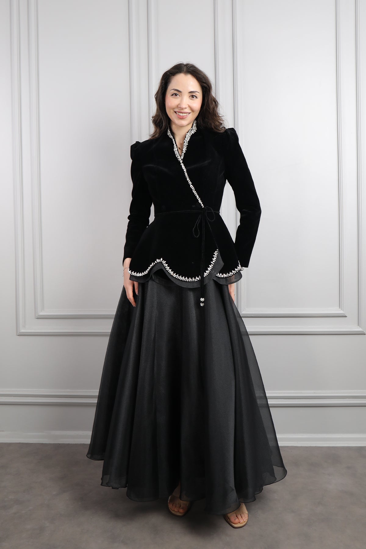 طقم تنورة وجاكيت مخملي مزين بالكريستالات -اسود