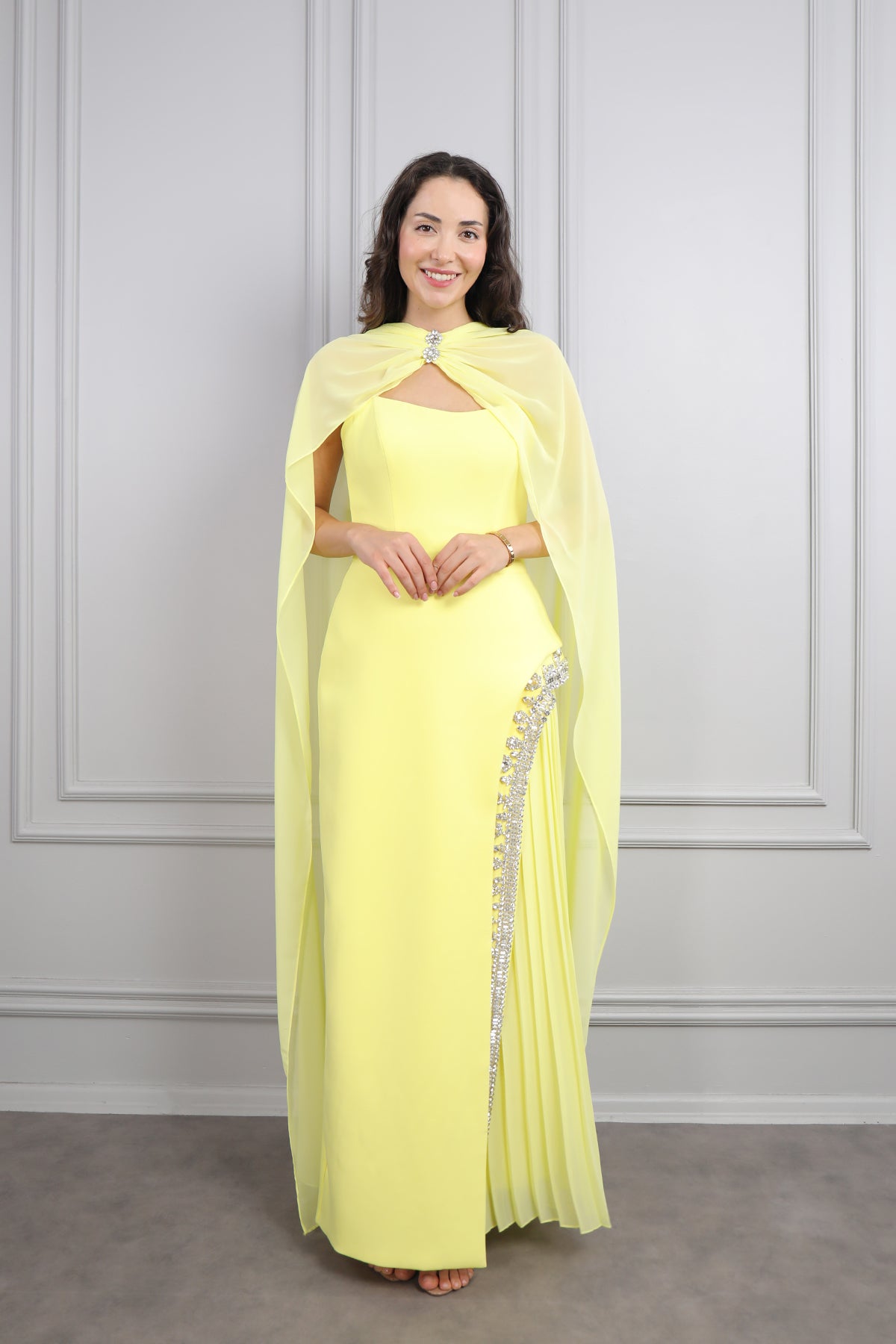 فستان سهرة سترابلس بتطريزات كريستالية و وشاح في العنق -اصفر