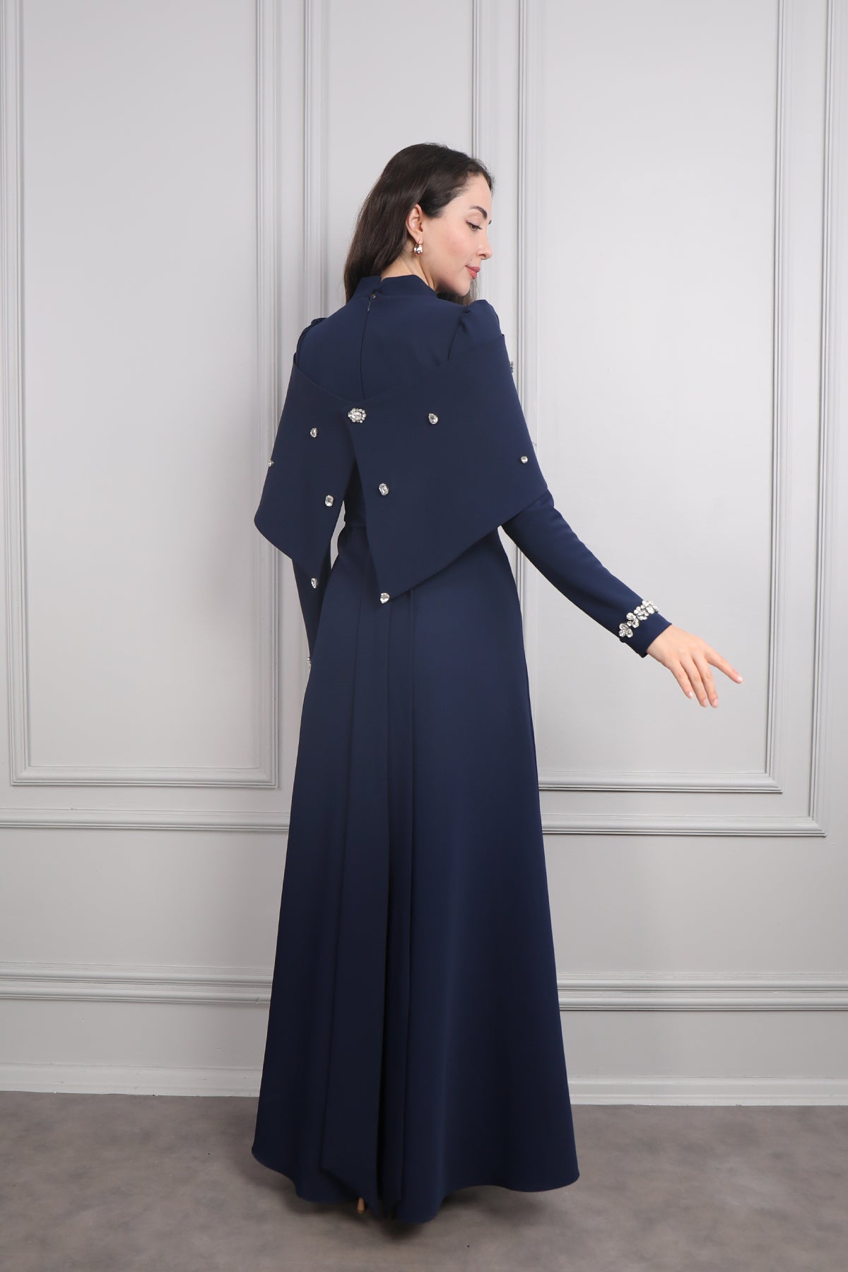 فستان سهرة خناقي للمحجبات بتطريزات كريستالية -كحلي