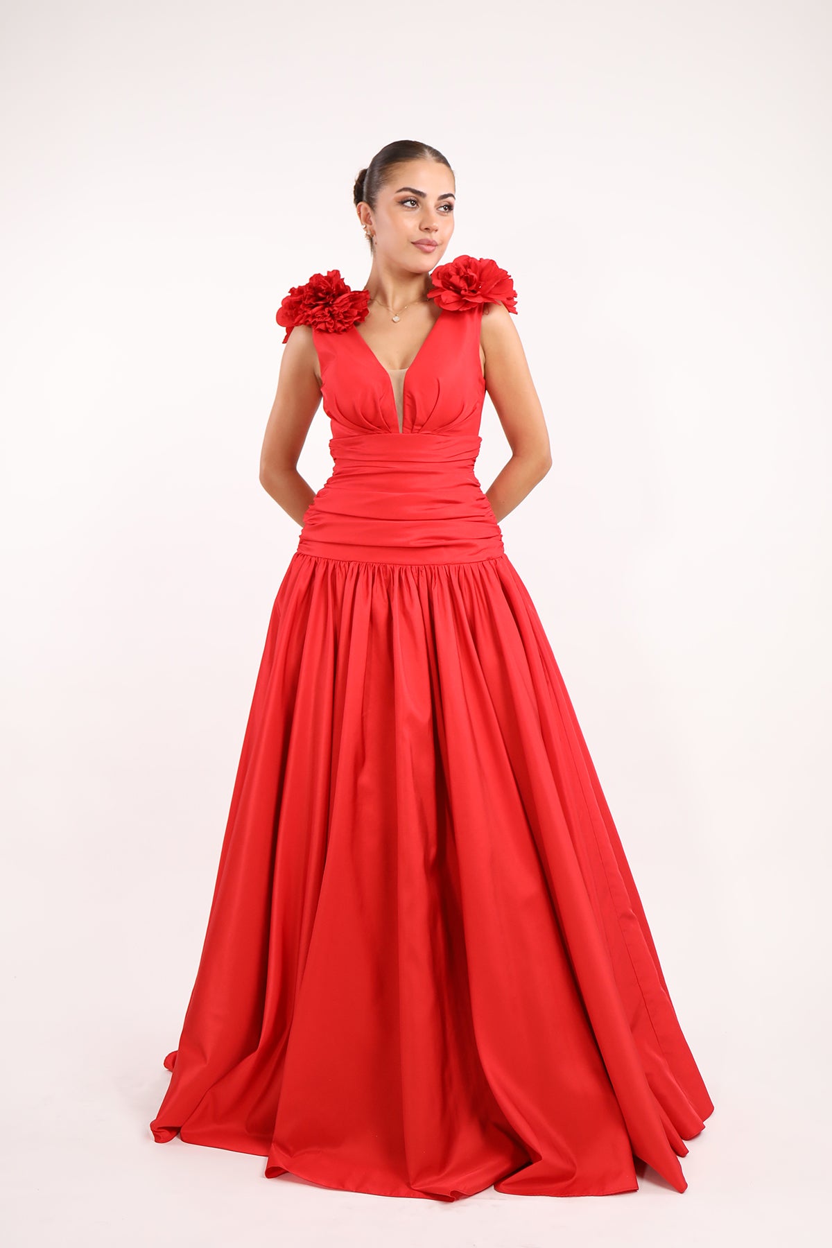 فستان سهرة بتفاصيل زهرة على الكتف وياقة مفتوحة -احمر