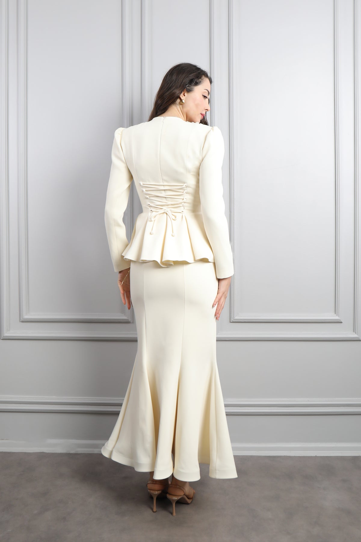 طقم تنورة وتوب رسمي مزين بالورود في الياقة -سكري