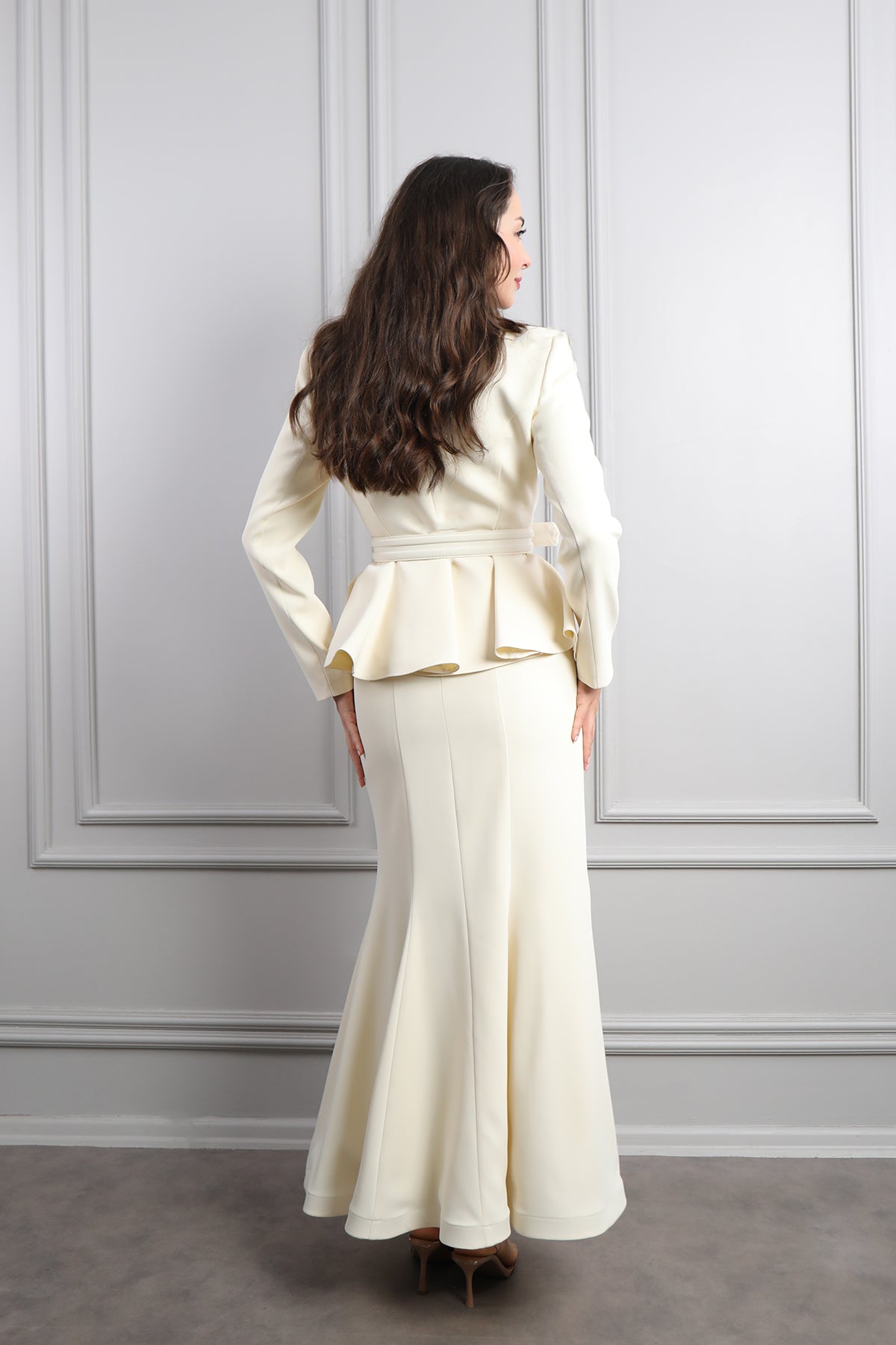 طقم تنورة وجاكيت بتطريزات كريستالية وحزام عالخصر -سكري