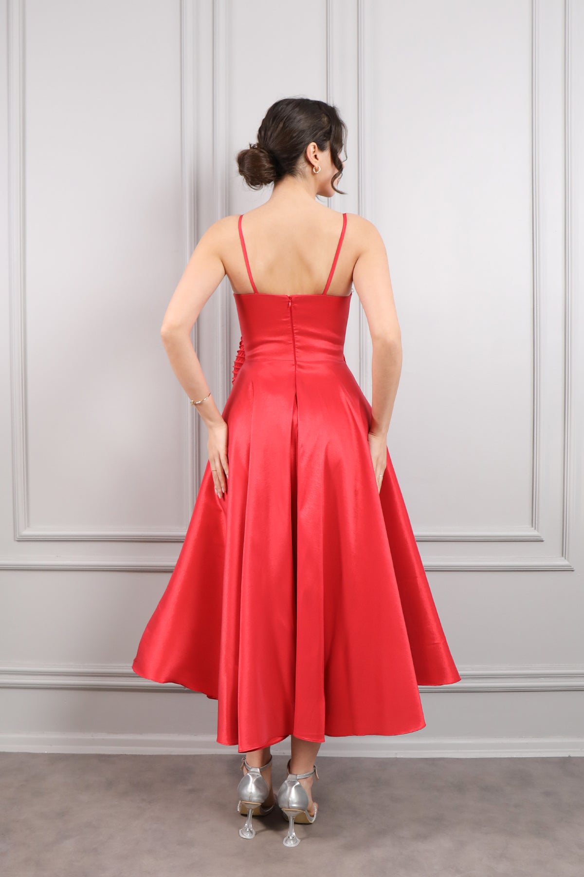 فستان سهرة ميدي بحمالات رفيعة وفيونكة عالخصر -احمر