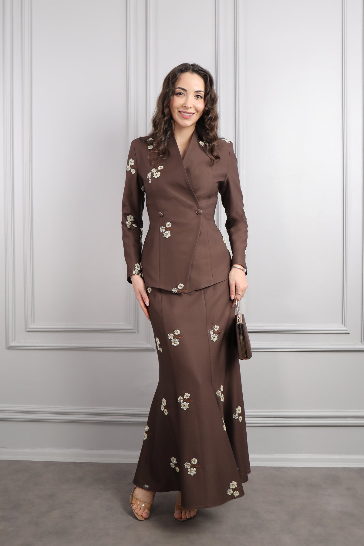 طقم تنورة بتطريزات خرزية واكسسوار حقيبة -بني