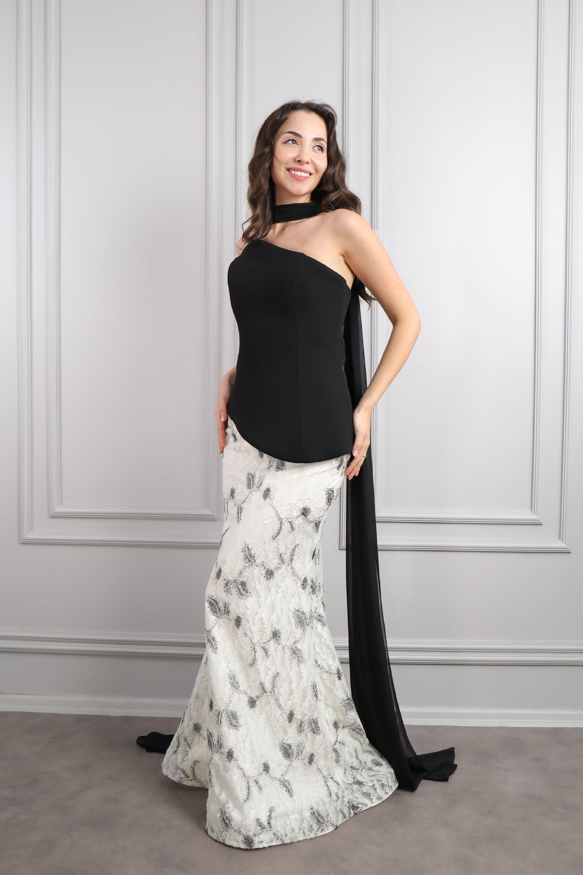 طقم تنورة بتفاصيل دانتيل وتوب سترابلس بوشاح - اسود وسكري