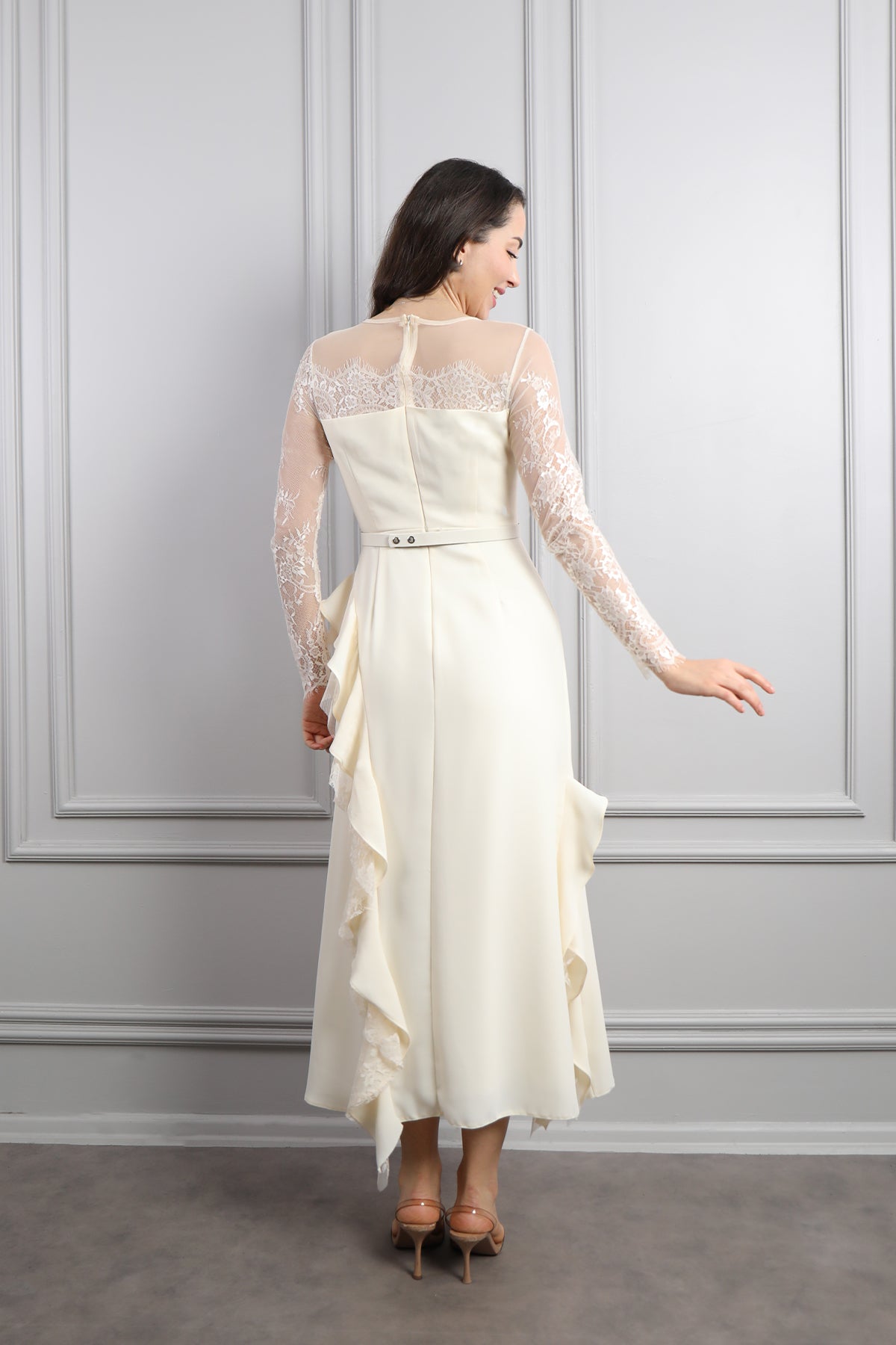 فستان باكمام شفافة وتفاصيل دانتيلية وكشكشة -سكري