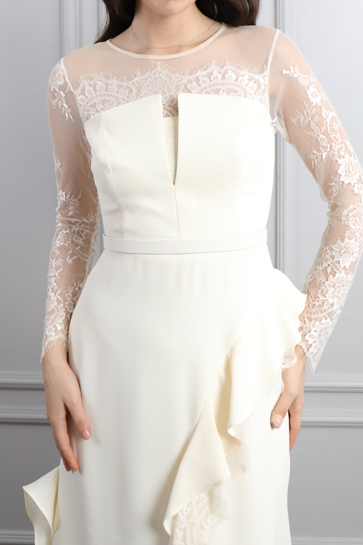 فستان باكمام شفافة وتفاصيل دانتيلية وكشكشة -سكري