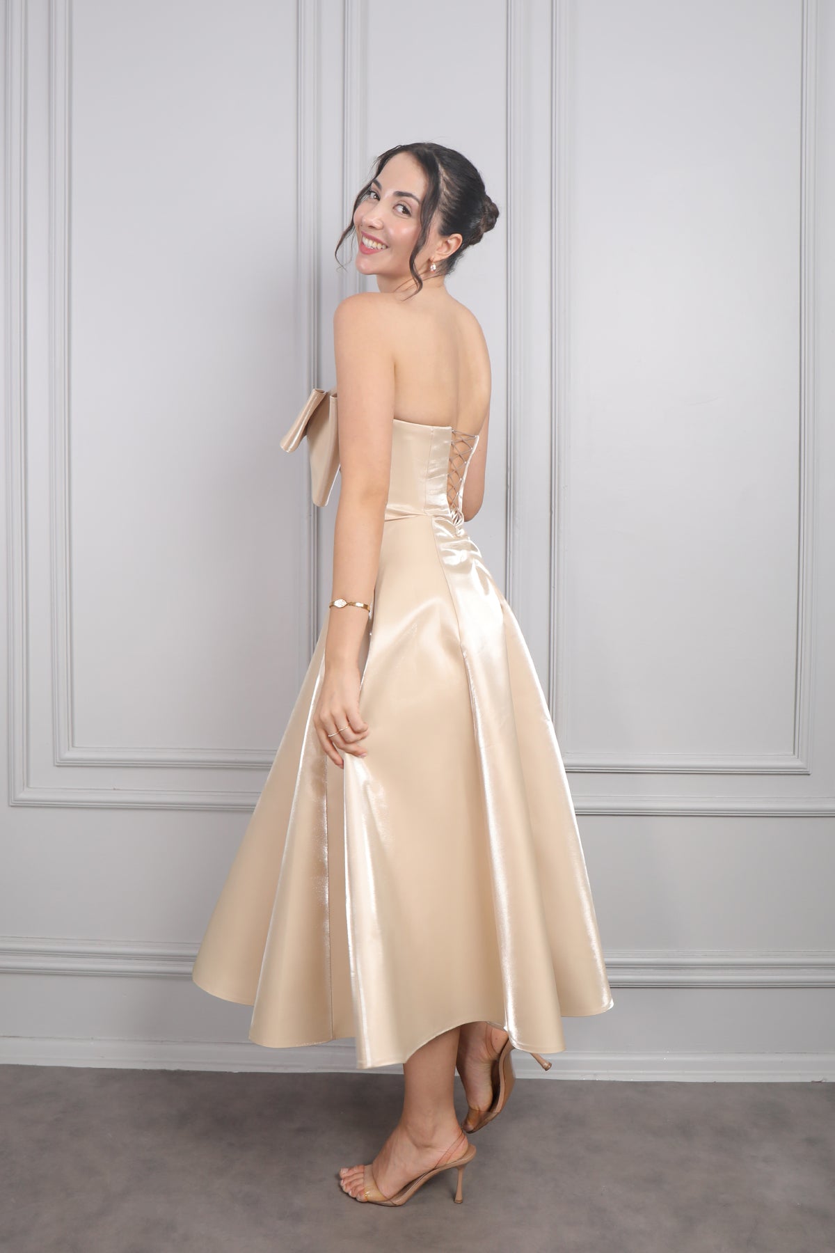 فستان سهرة ميدي سترابلس بفيونكة بحبل ربط في الخلف -ذهبي