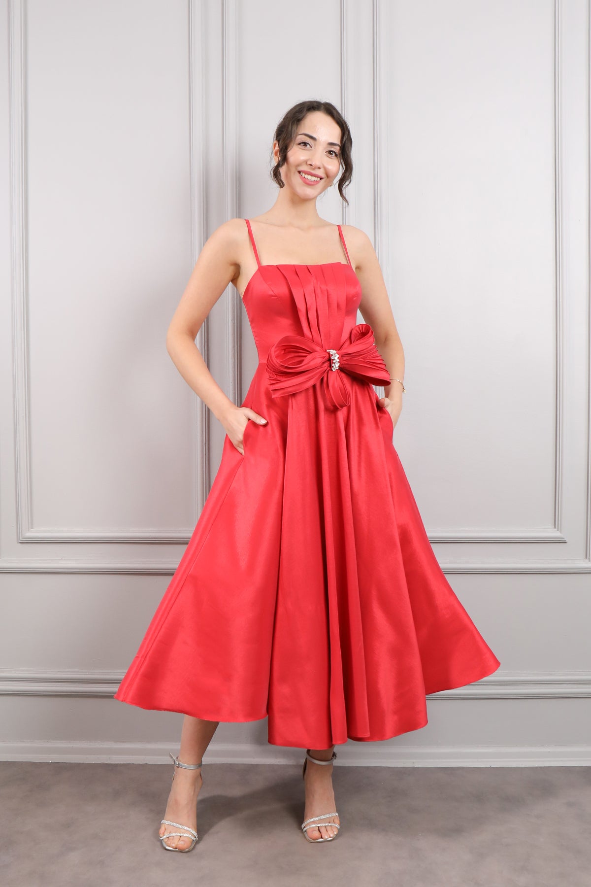 فستان سهرة ميدي بحمالات رفيعة وفيونكة عالخصر -احمر