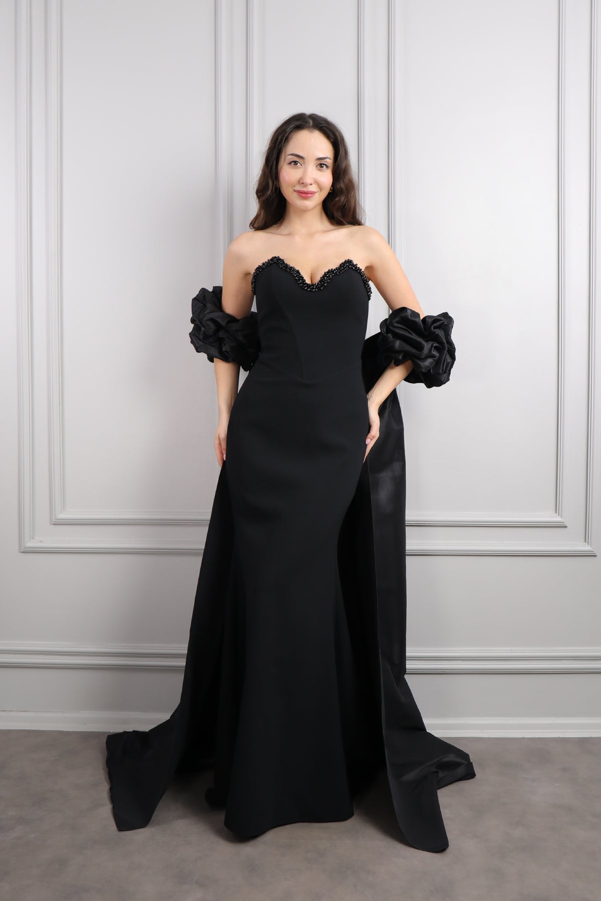 فستانى سهرة سترابلس بتطريزات خرزية وذيل طويل -اسود