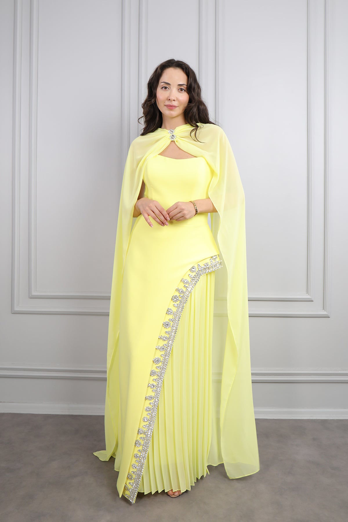 فستان سهرة سترابلس بتطريزات كريستالية و وشاح في العنق -اصفر