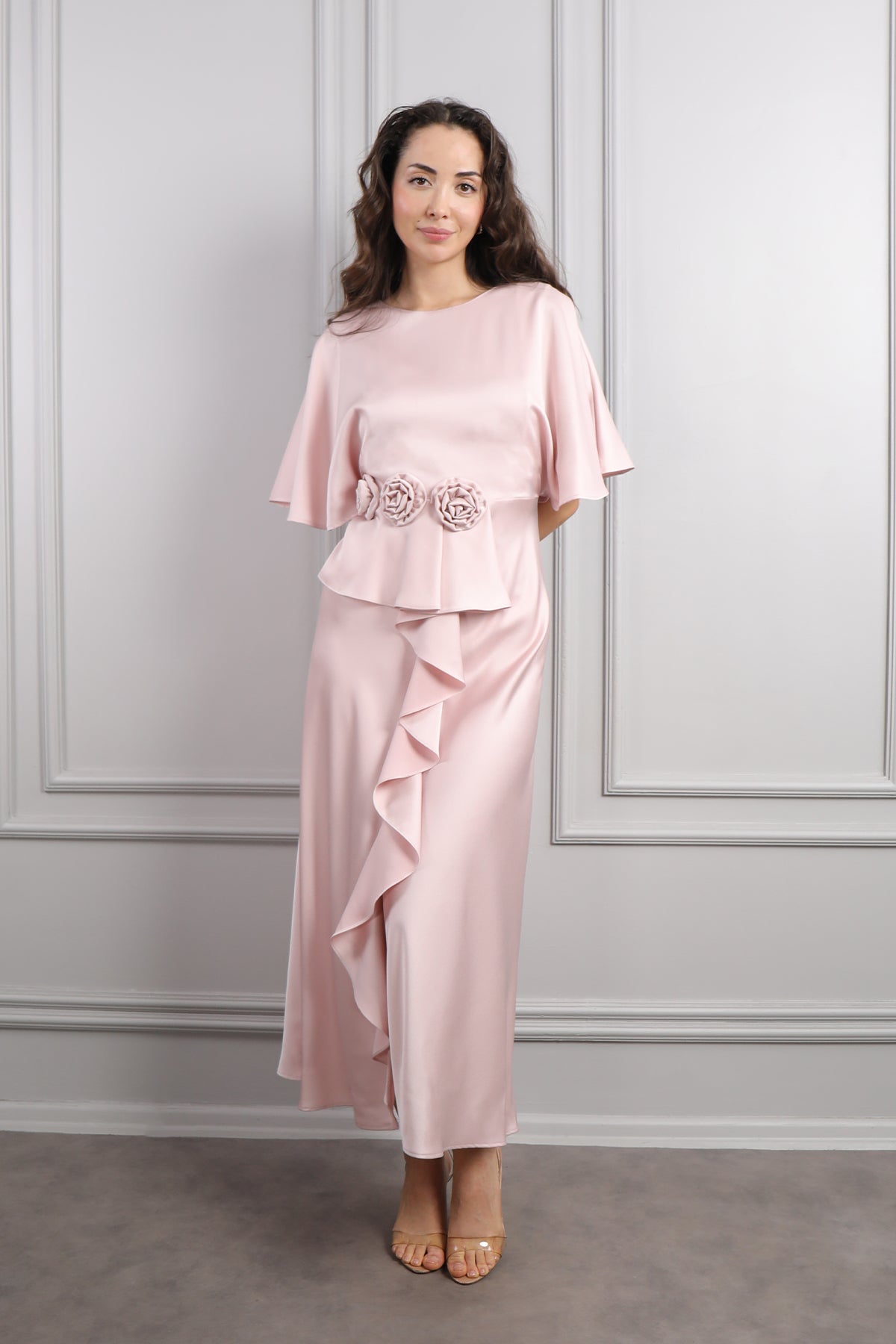 فستان ميدي ساتان بتفاصيل كشكشة واكمام واسعة مزين بالورود مقاس كبير -بمبي