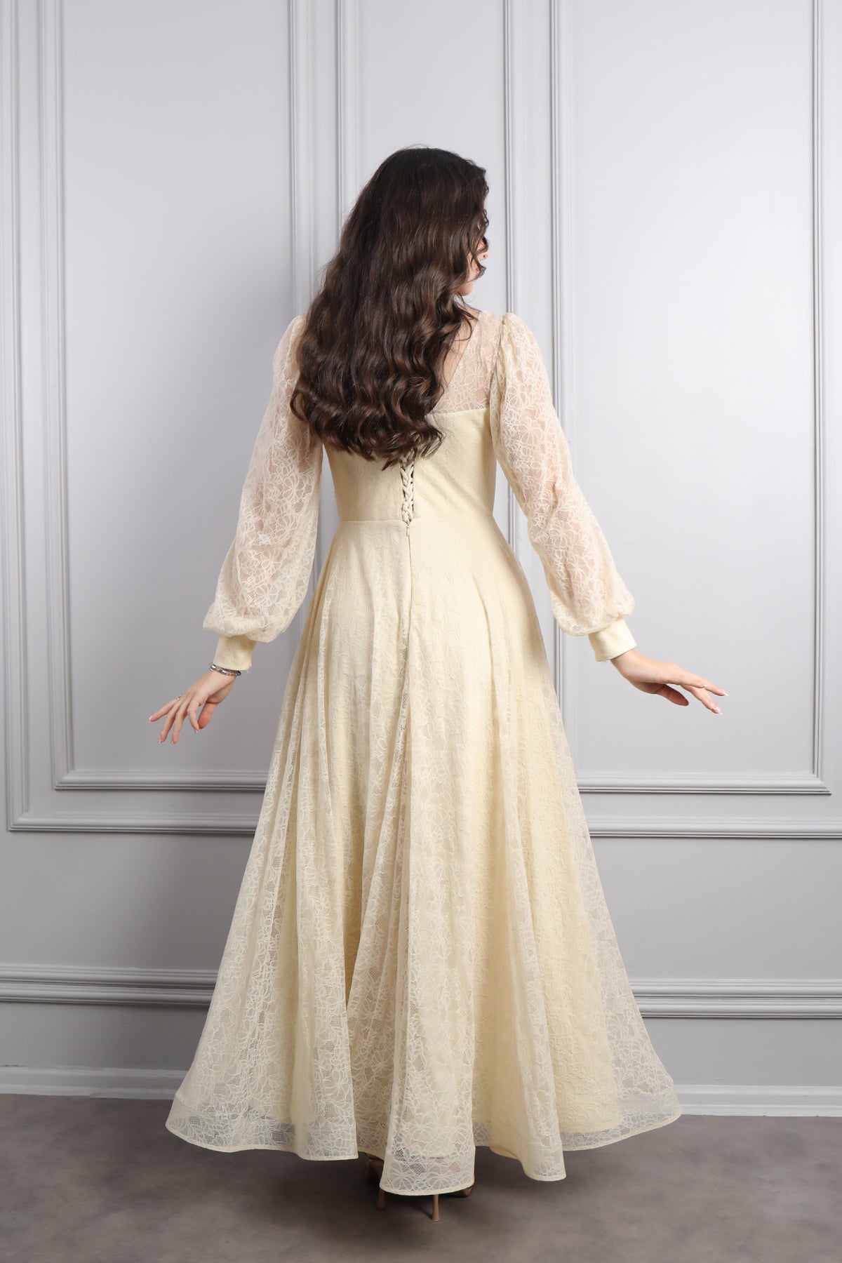 فستان سهرة دانتيل بياقة مثلثة واكمام واسعة مقاس كبير -بيج