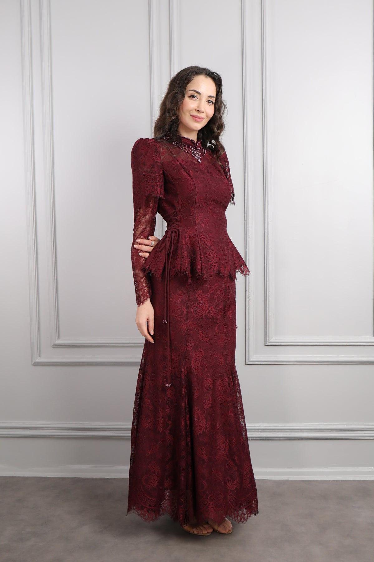 طقم دانتيل خناقي بتطريزات خرزية واكمام شفافة -عودي