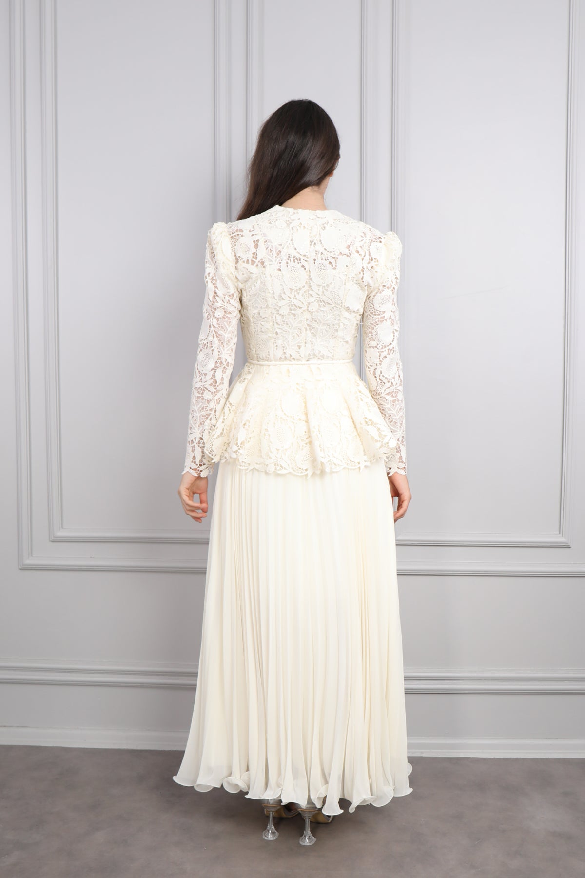 طقم تنورة وجاكيت دانتيل بازرار امامية -سكري